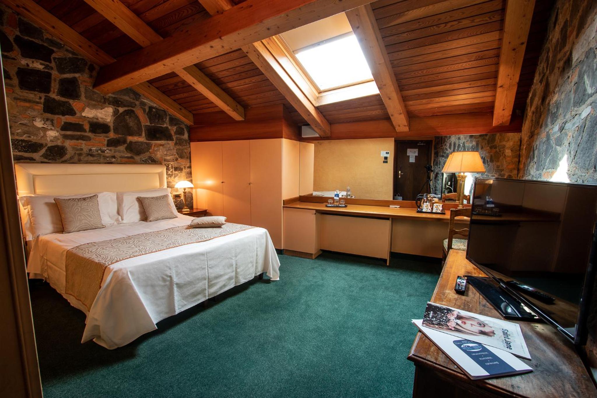 Double or Twin Room - Photo 9