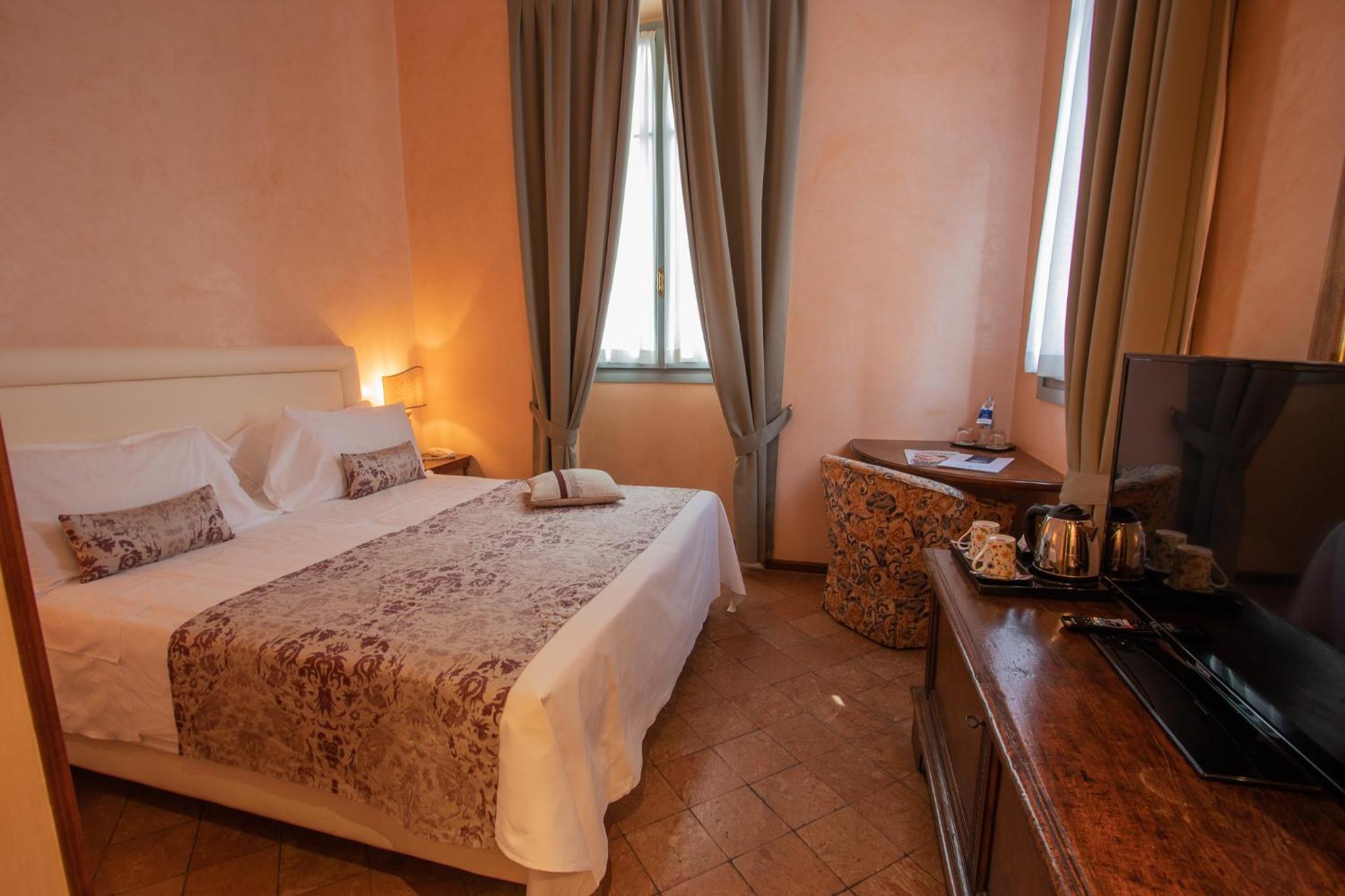 Double or Twin Room - Photo 7