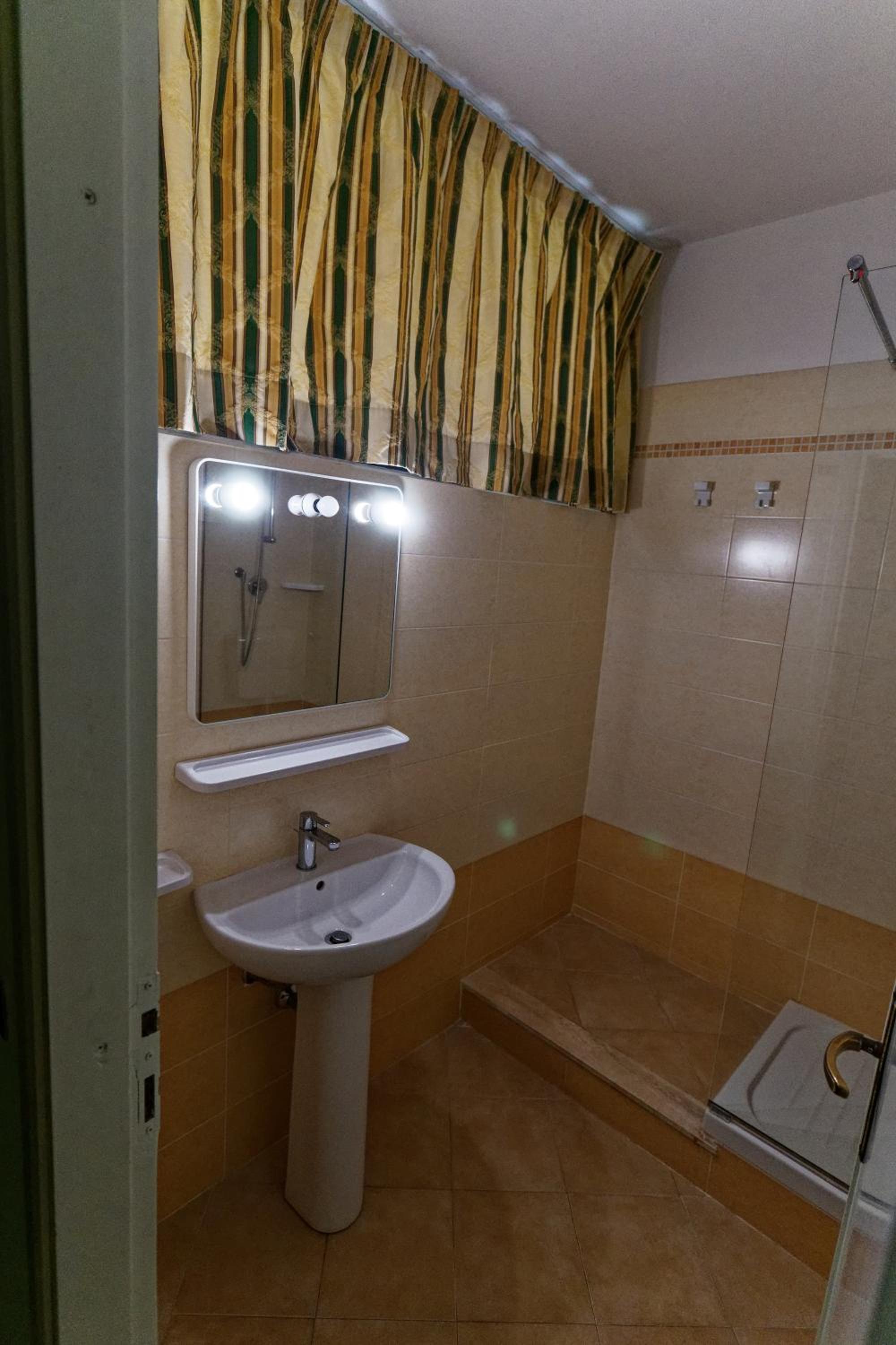 One-Bedroom Apartment (5 Adults) photo 3