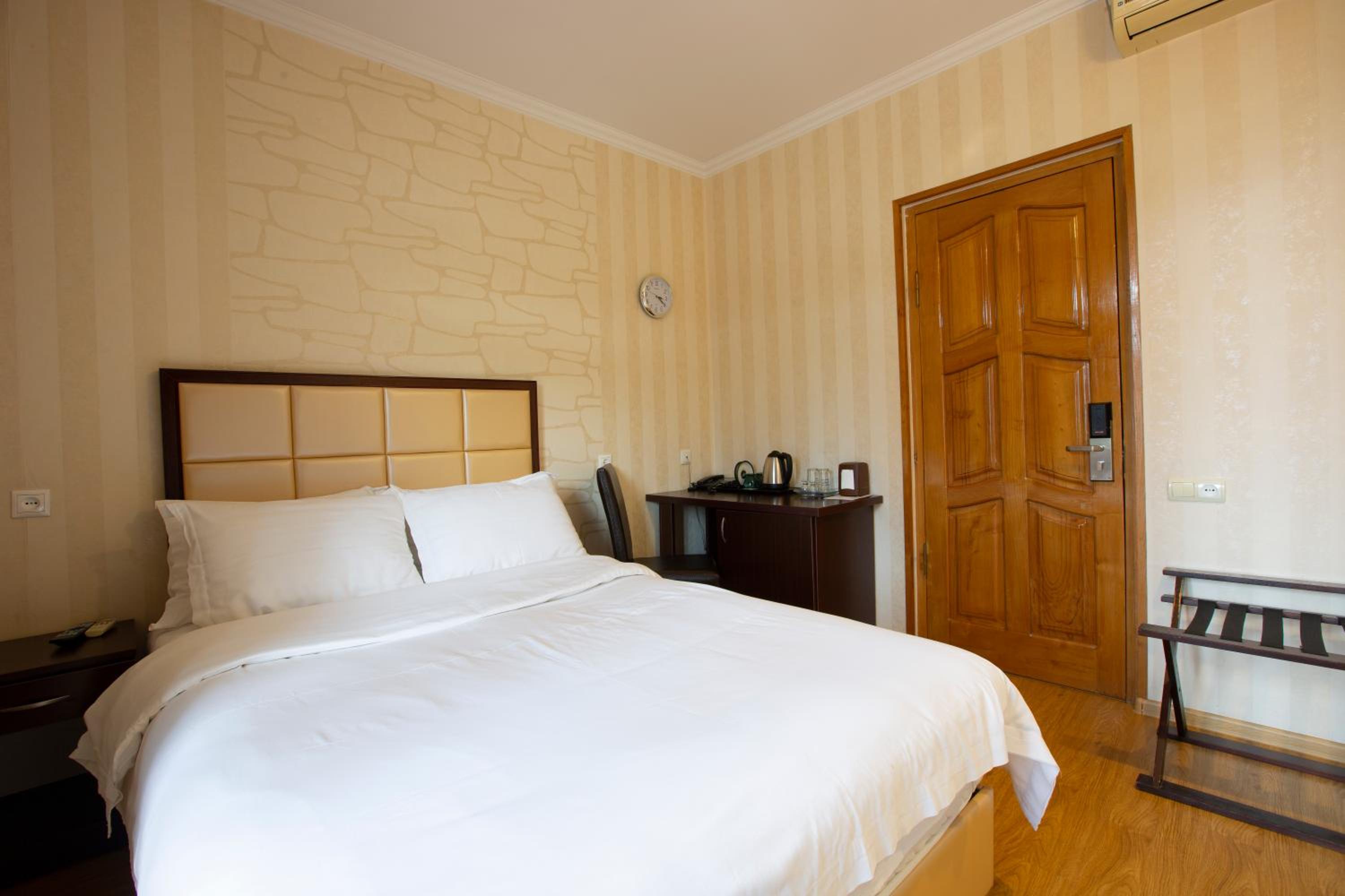 Double Room with Balcony - Photo 5