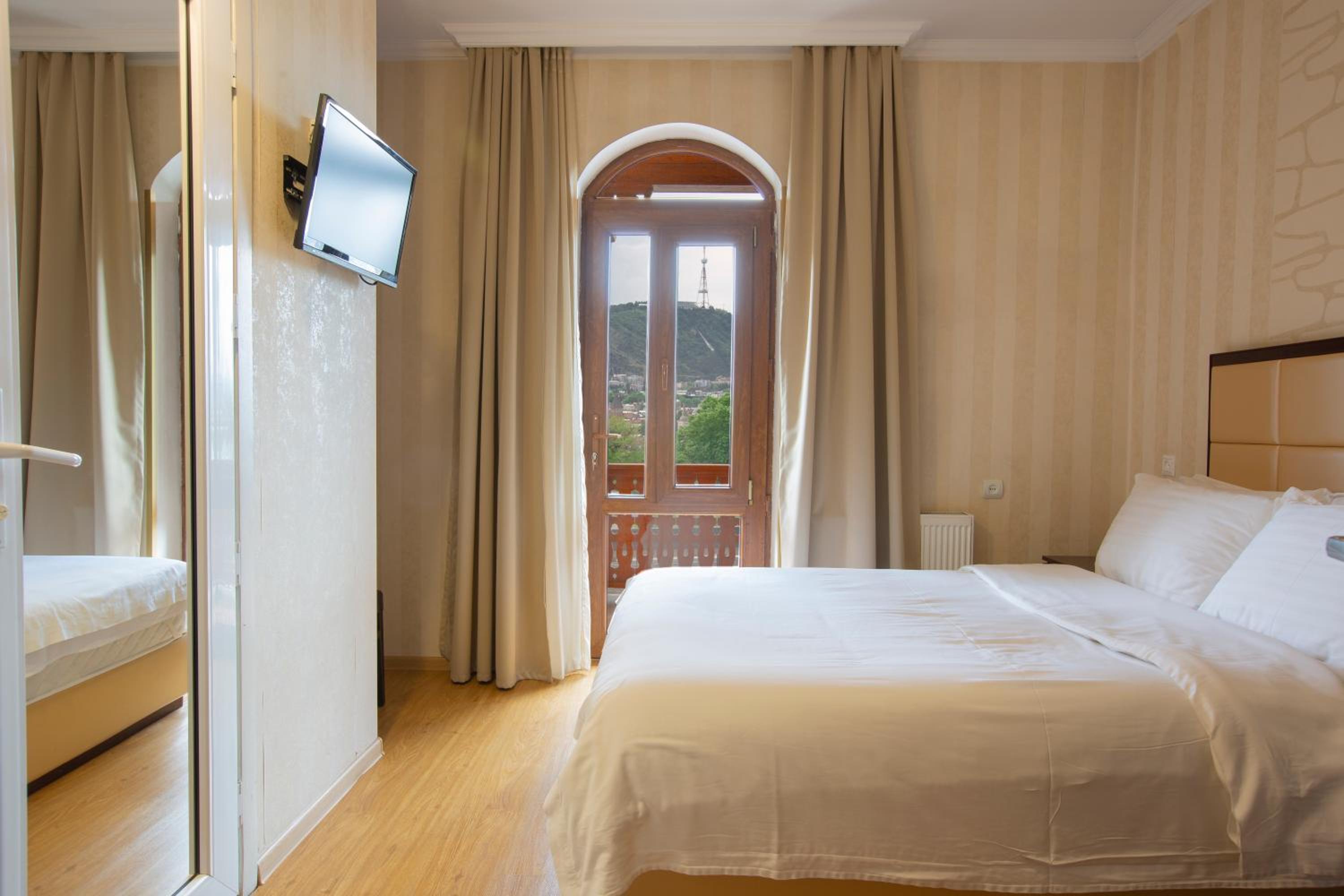 Double Room with Balcony - Photo 6