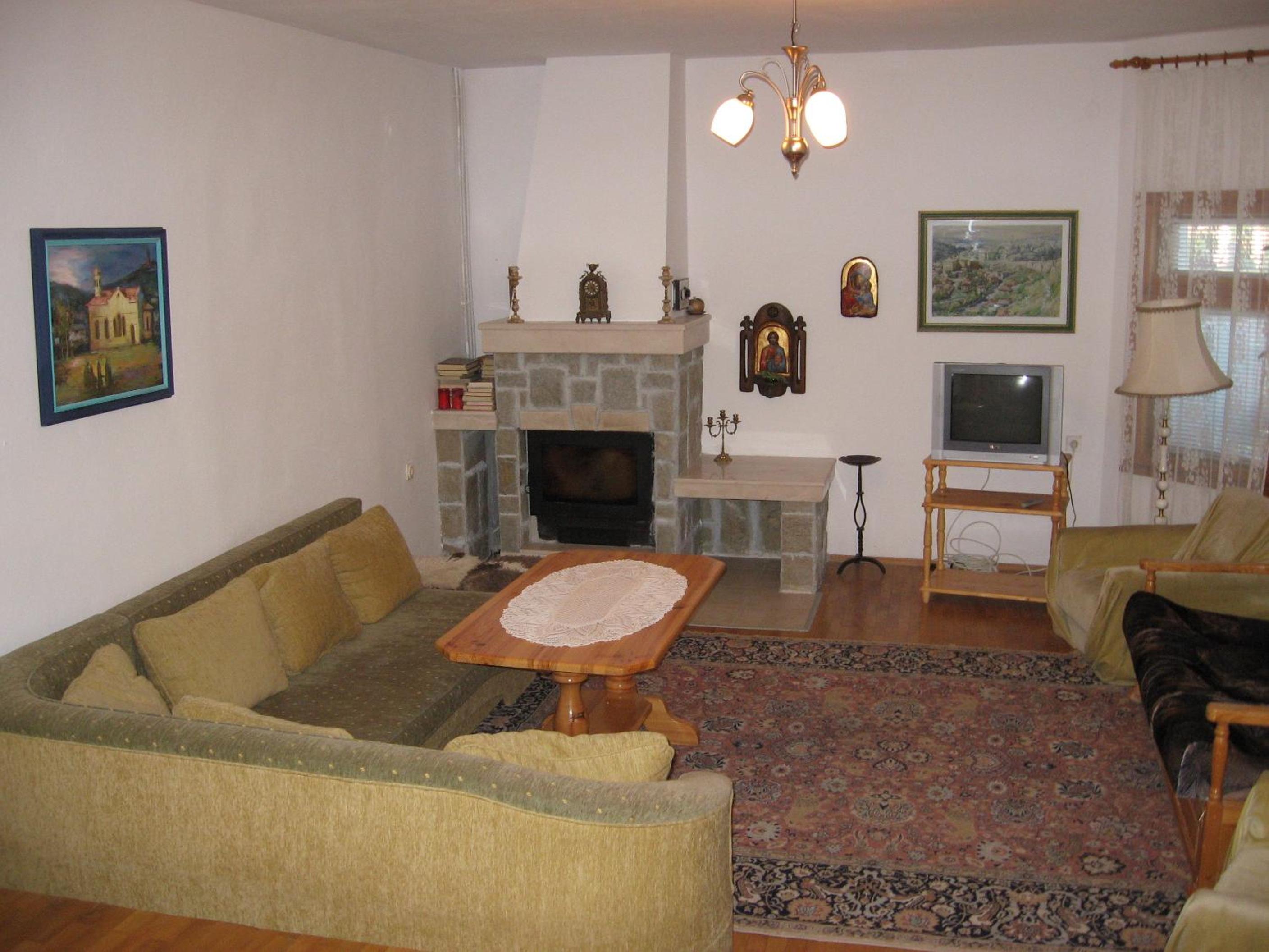 Five-Bedroom House photo 1