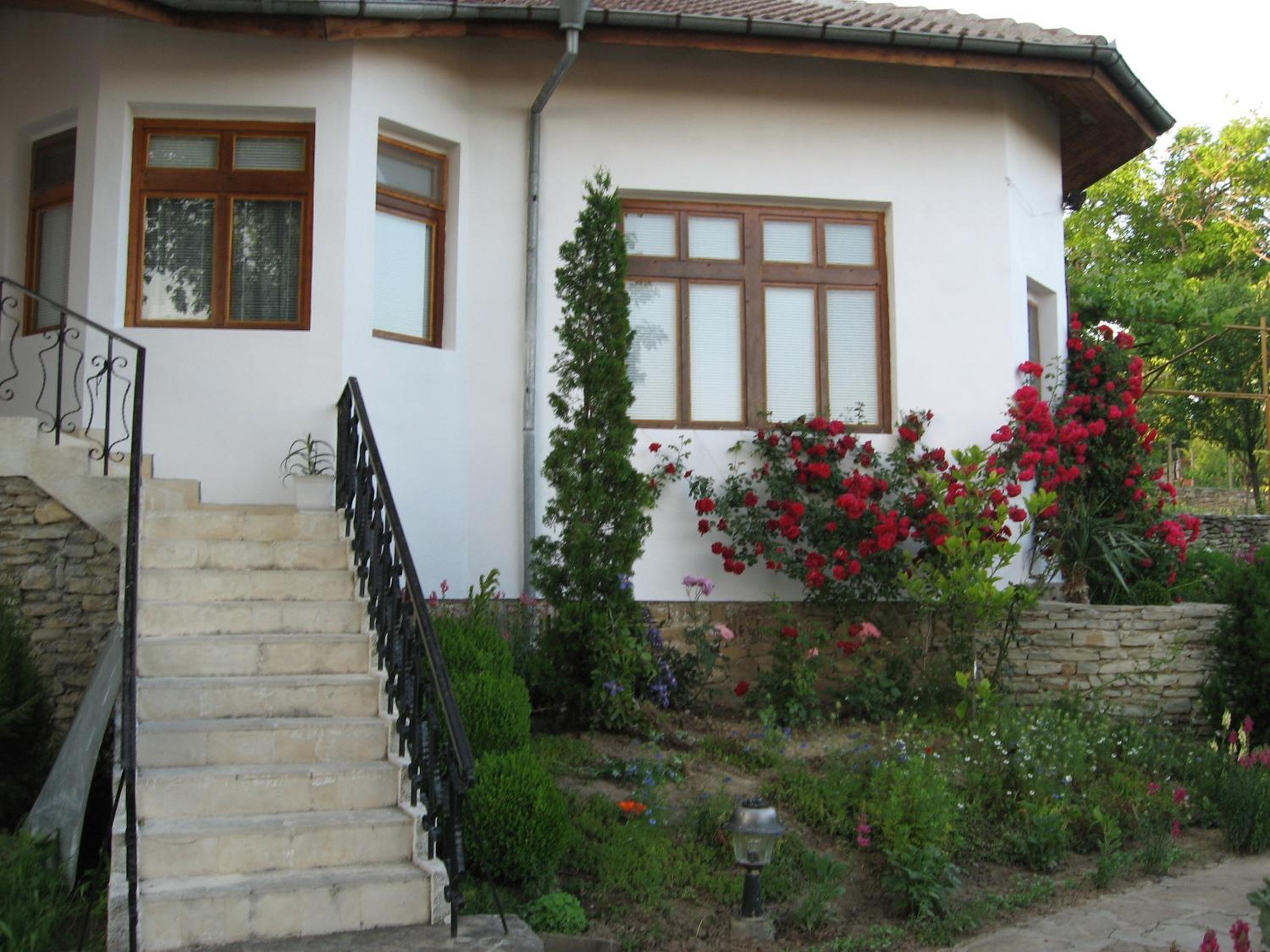 Five-Bedroom House photo 2