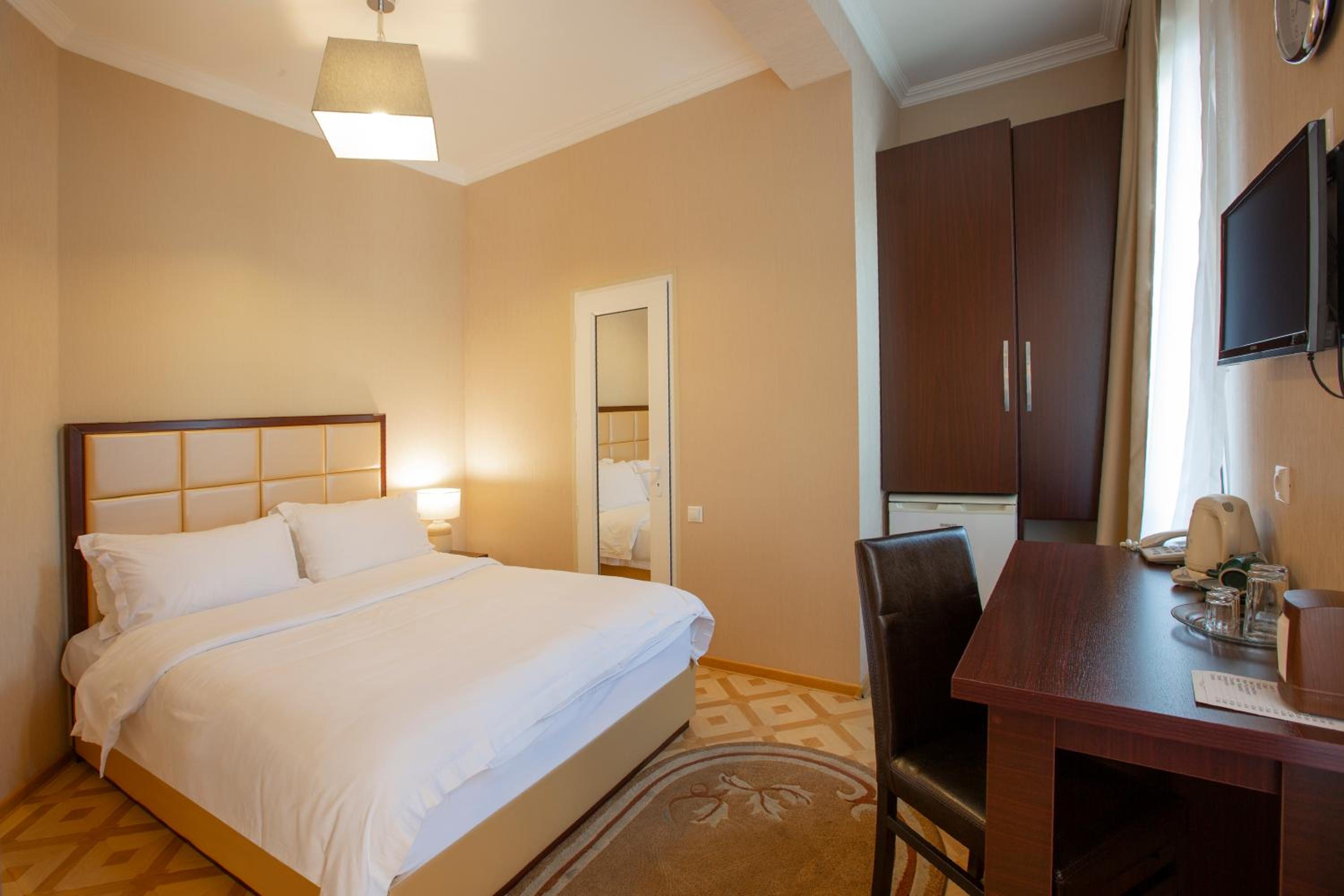 Double Room with Balcony - Photo 4