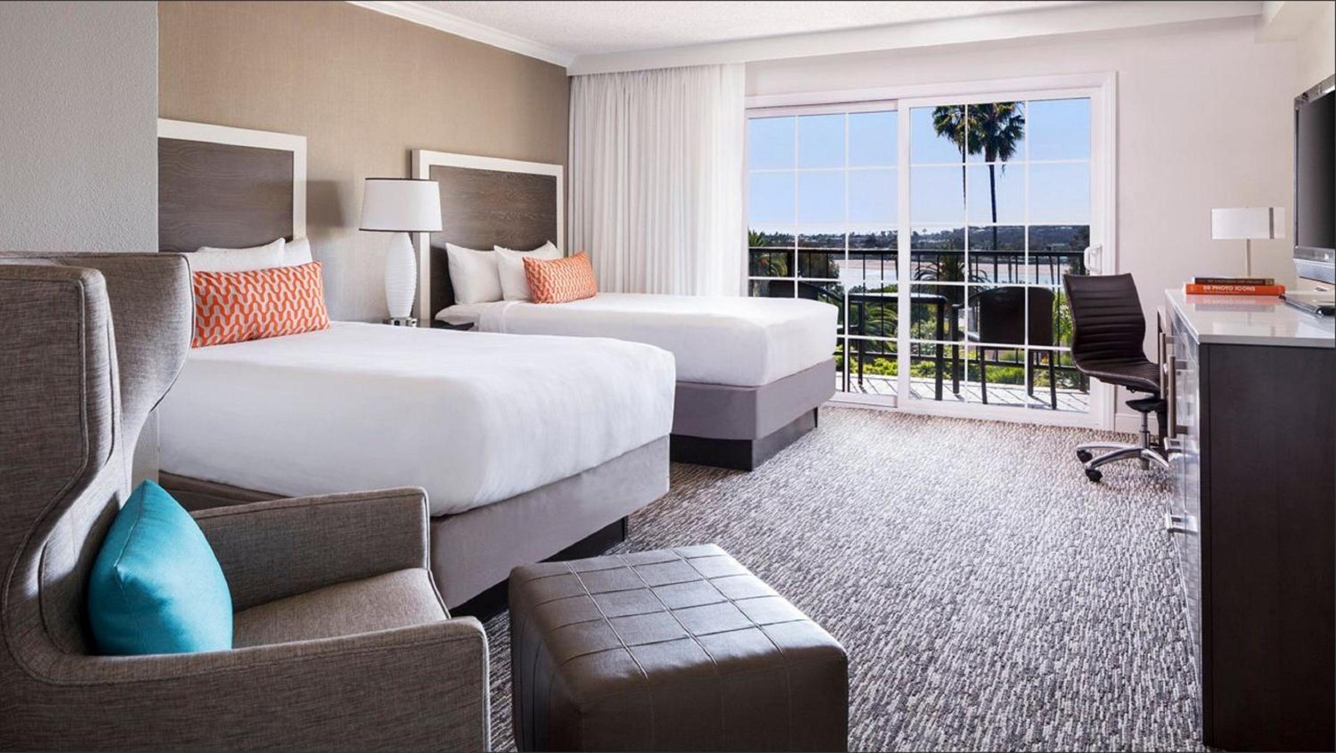 Double Room with Two Double Beds and Bay View - Photo 1