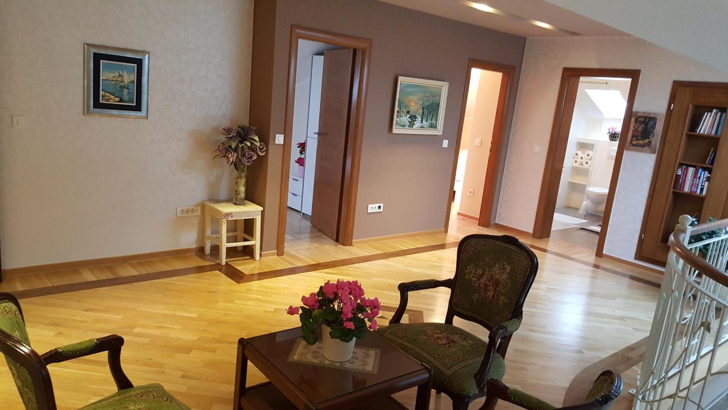 Villa - Photo 1