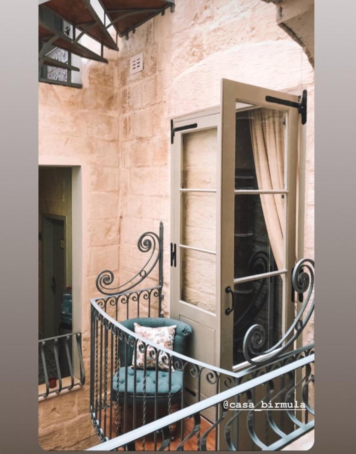 Large Twin Room with Courtyard Balcony (No Window) - Photo 3