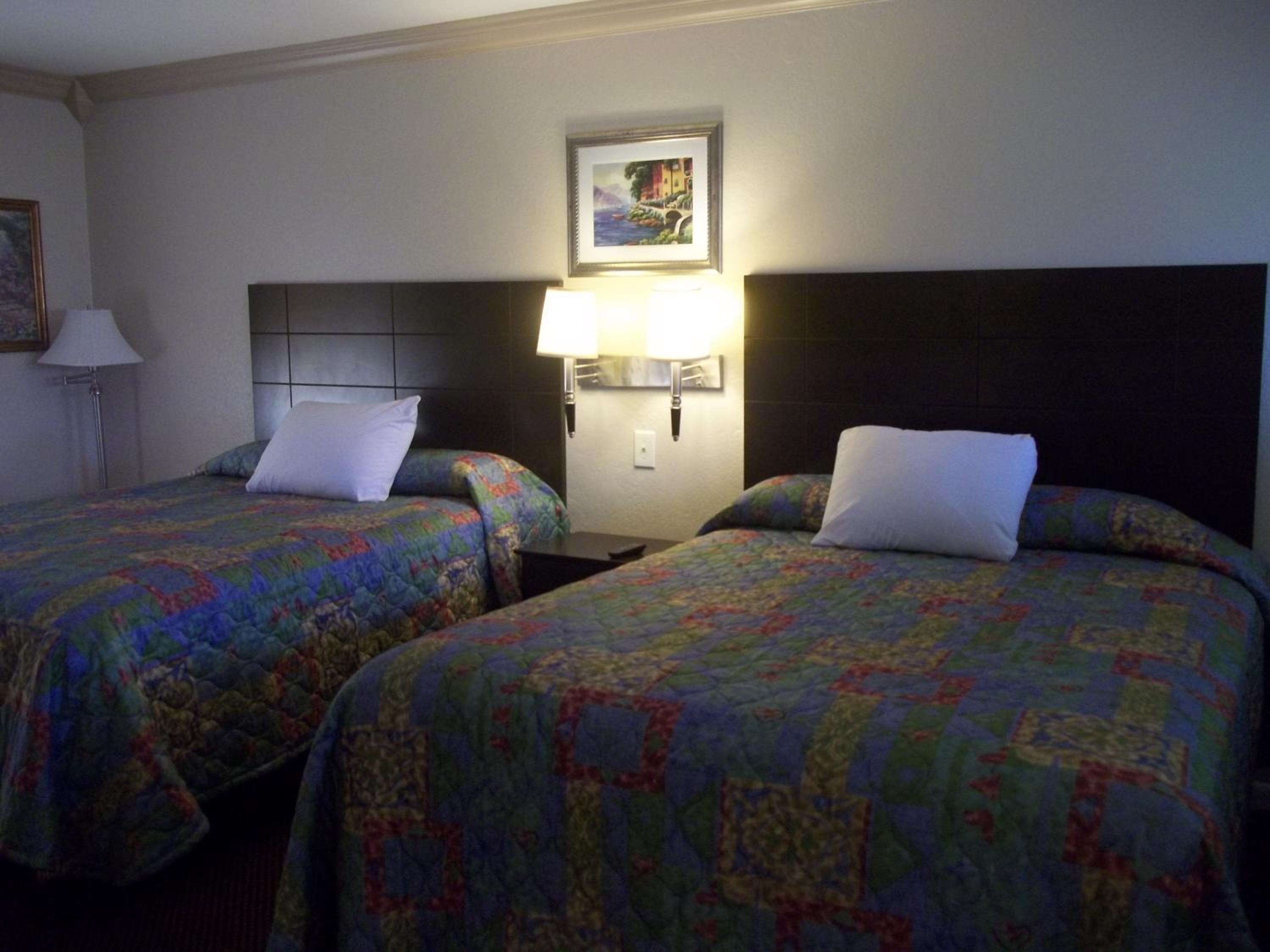 Queen Room with Two Queen Beds - Non-Smoking photo 1