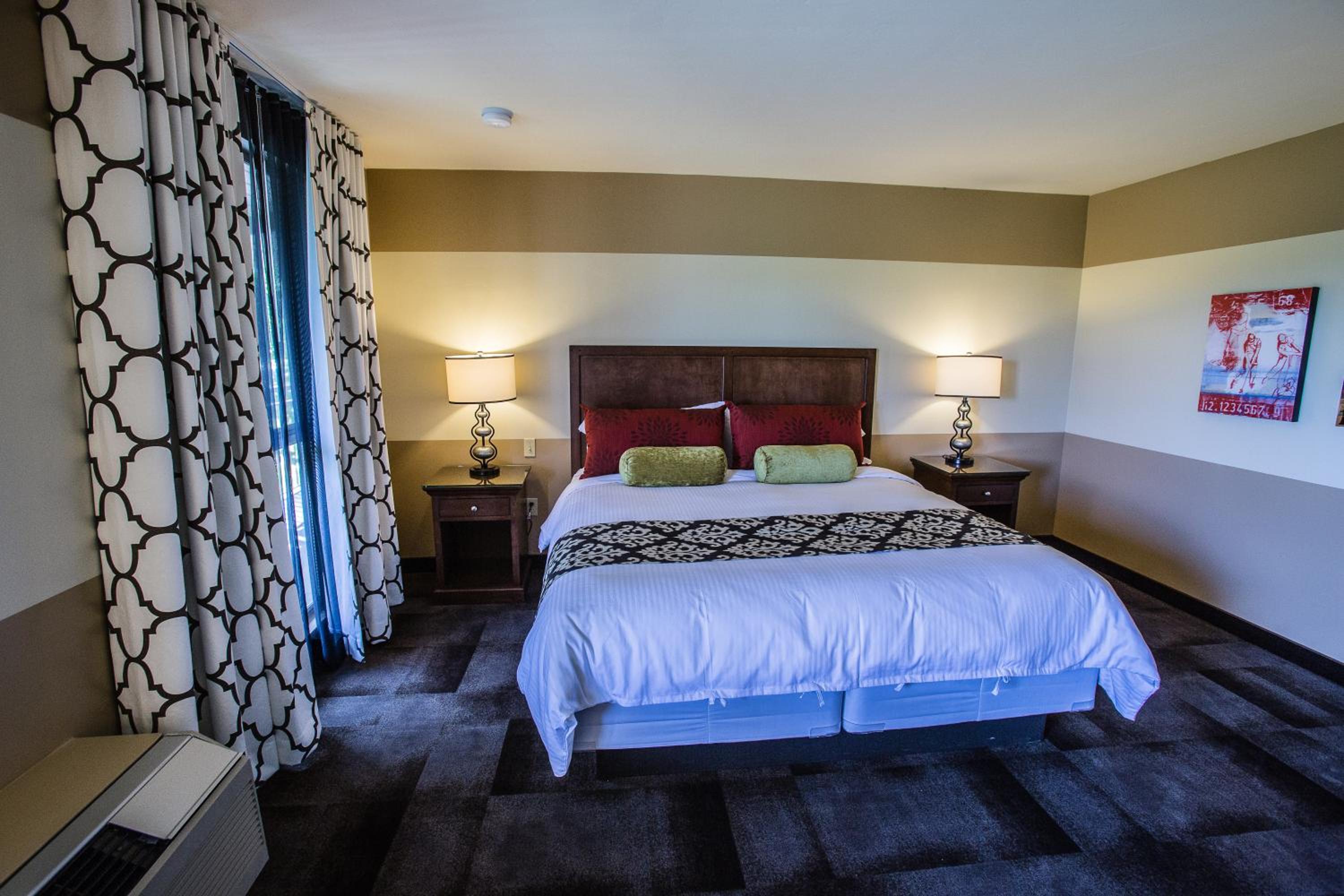 Standard Room, 1 King Bed, Non-Smoking - Photo 1
