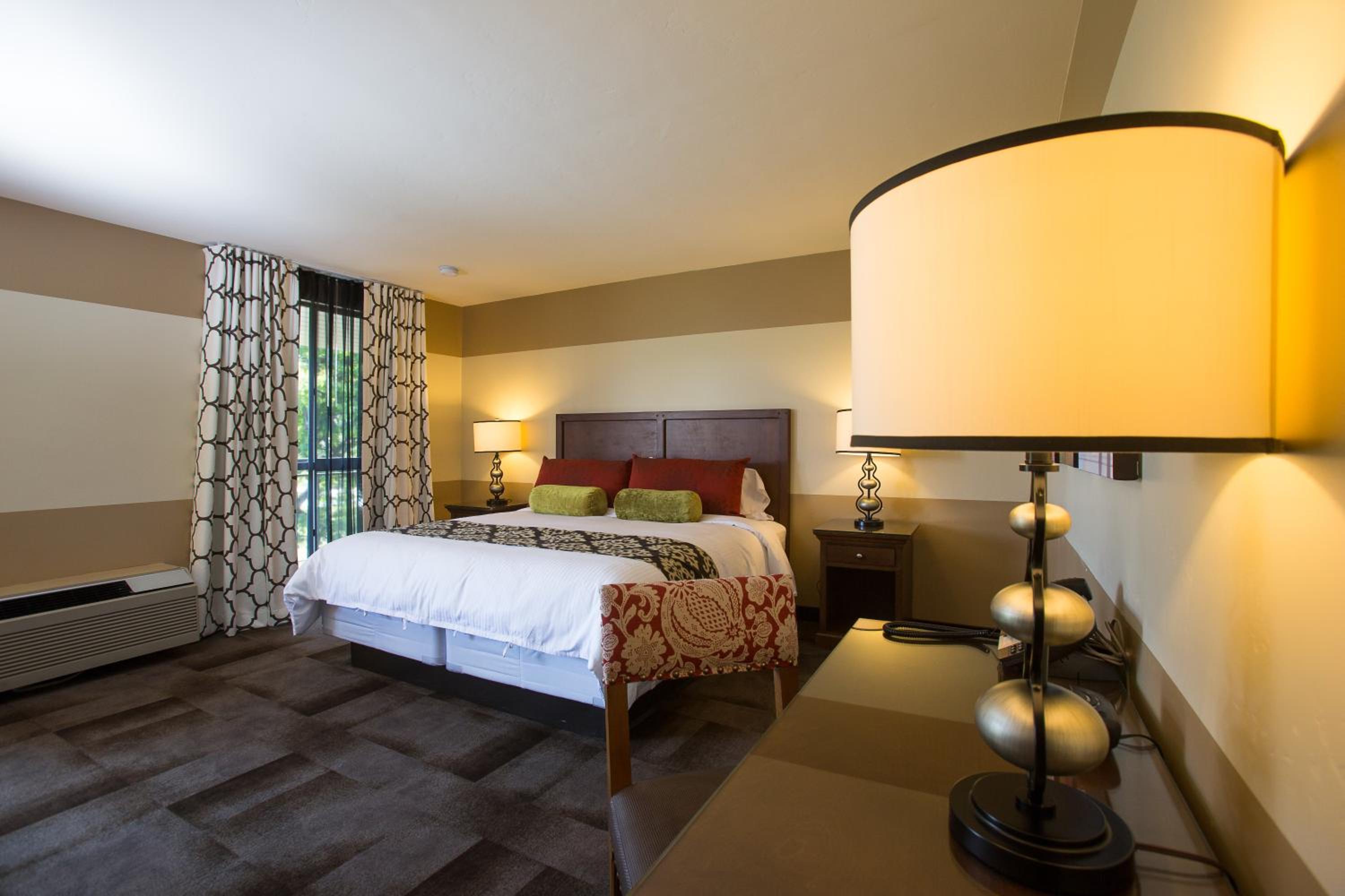 Standard Room, 1 King Bed, Non-Smoking - Photo 4