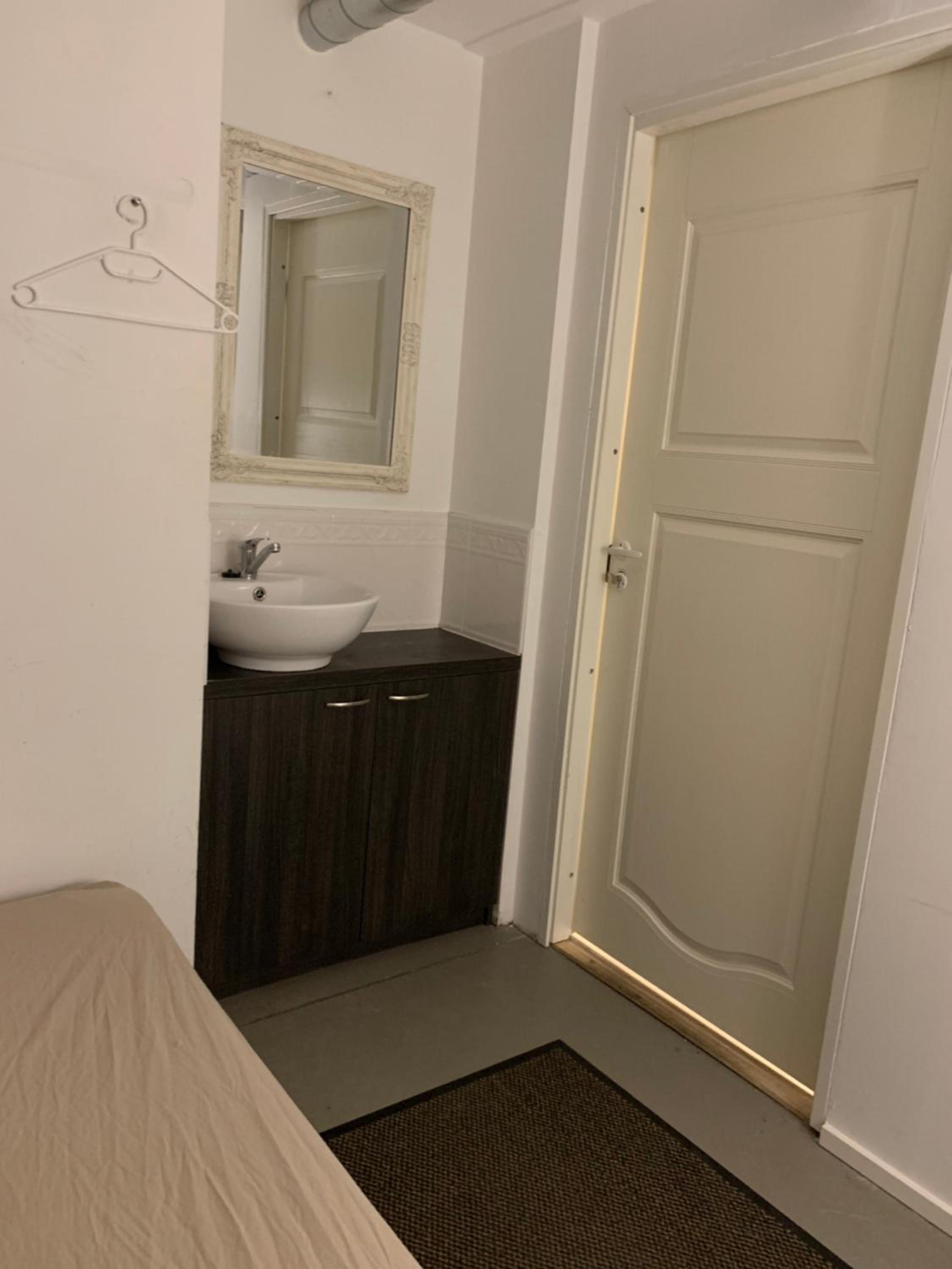 Small Single Room without Window - Semi-Basement Floor photo 2