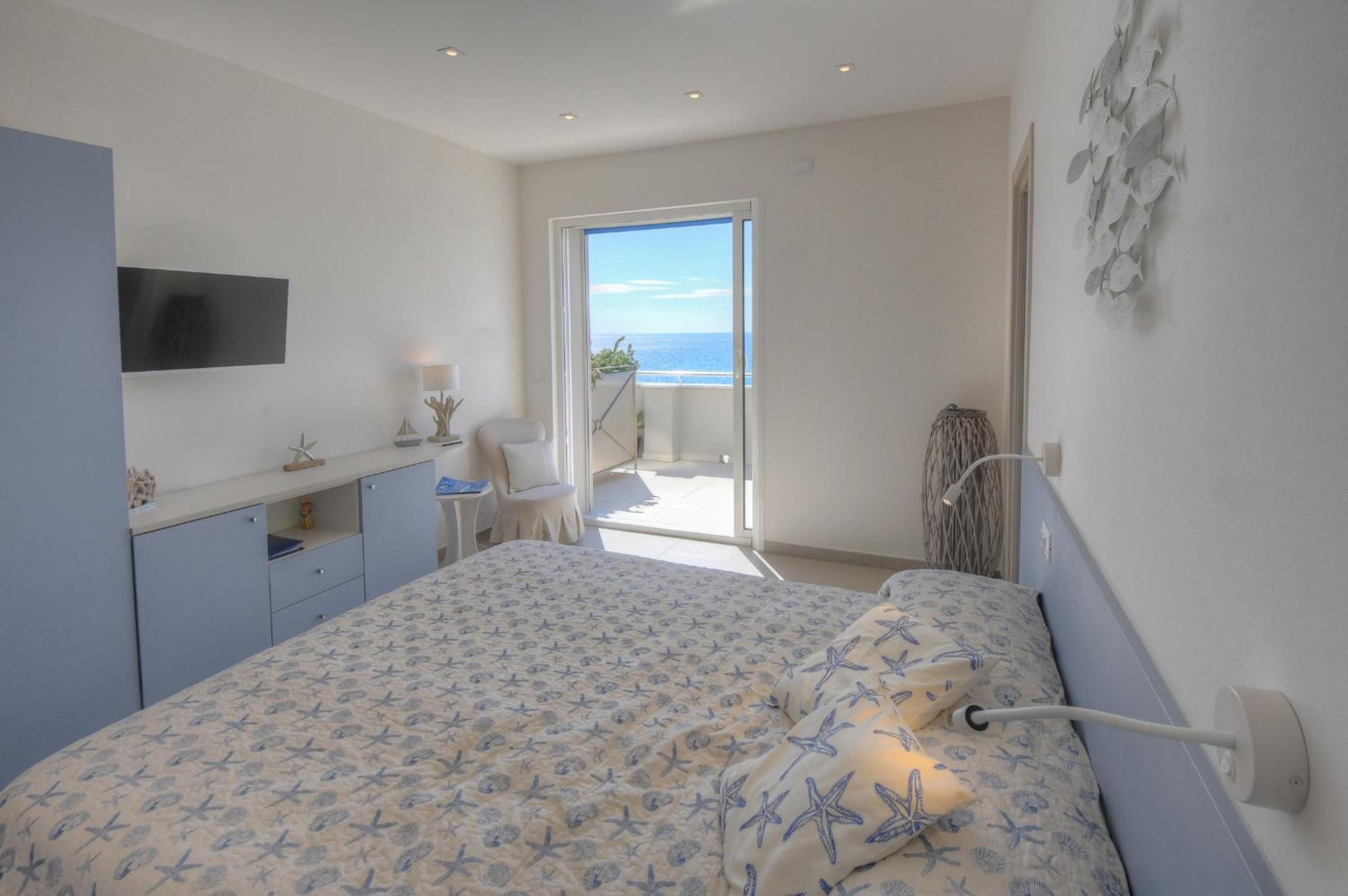 Deluxe Double Room with Balcony and Sea View photo 1