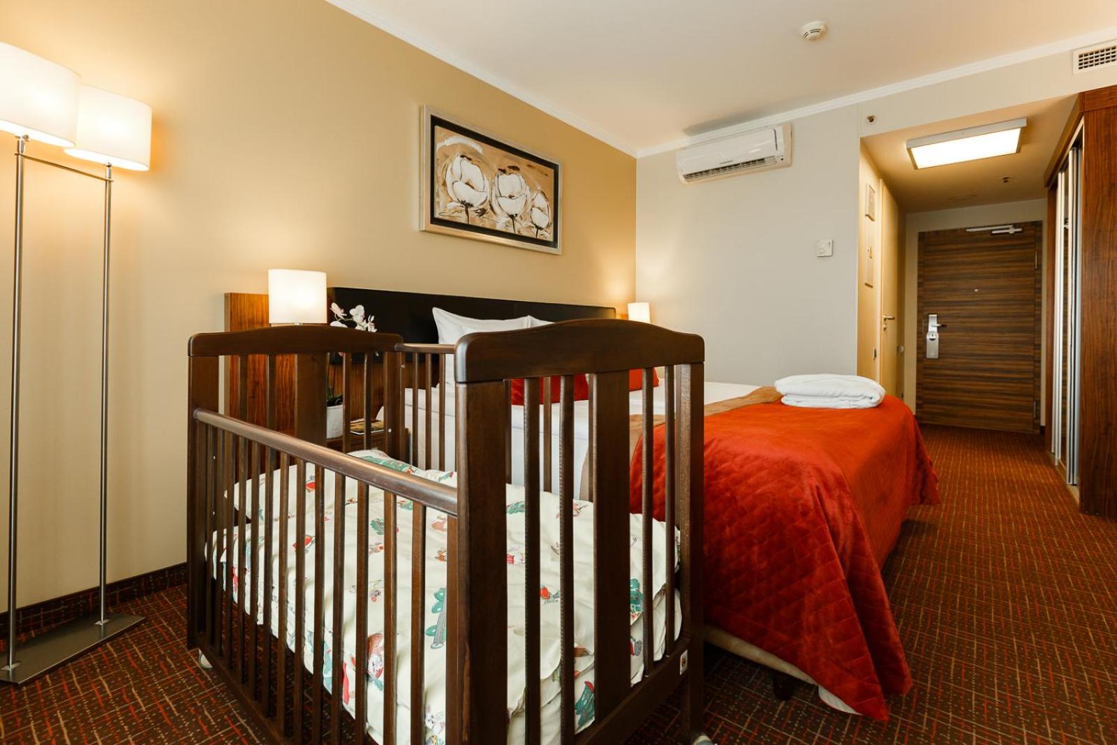 Family Room (3 Adults) - Photo 2