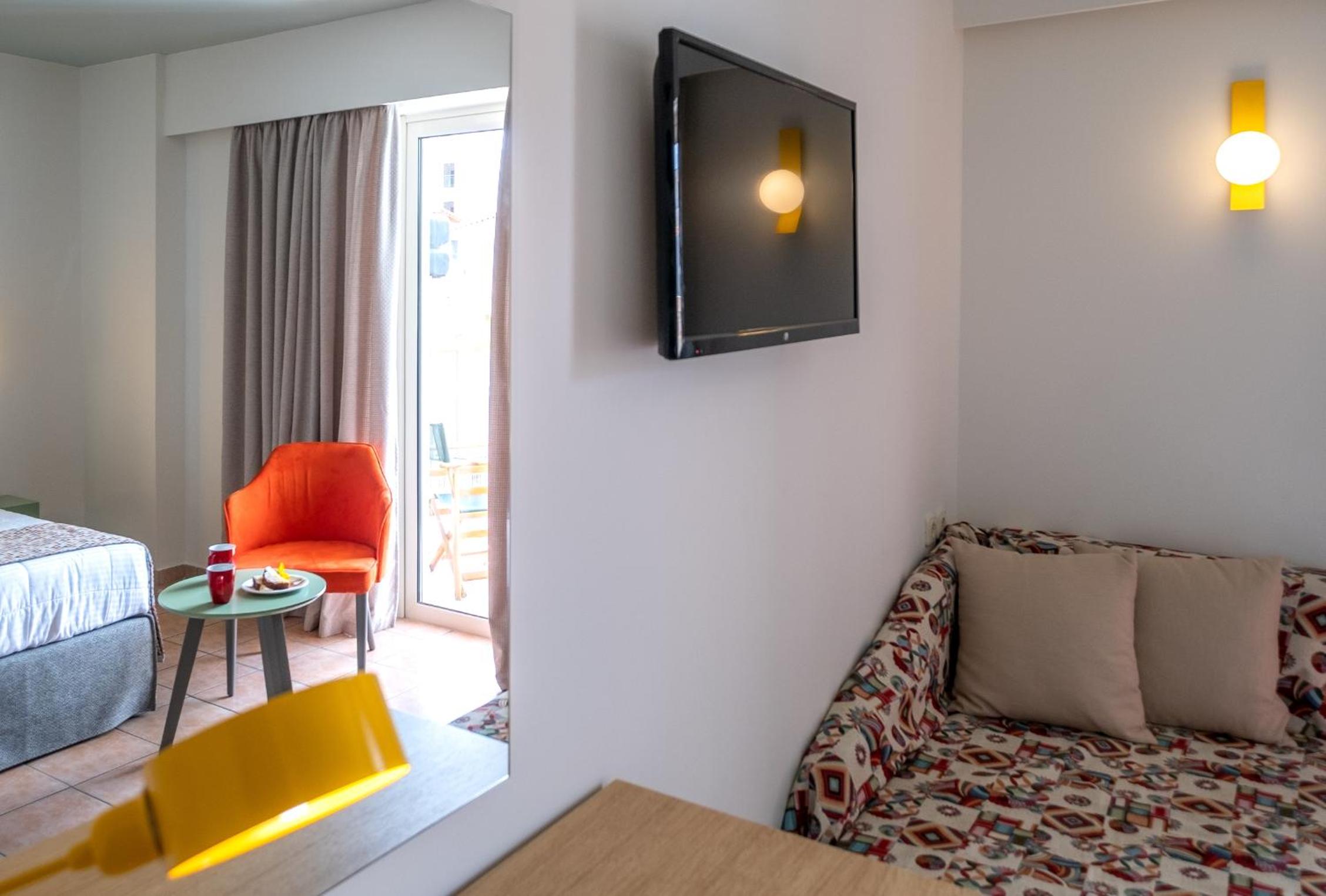 Double Room with Pool View - Photo 14
