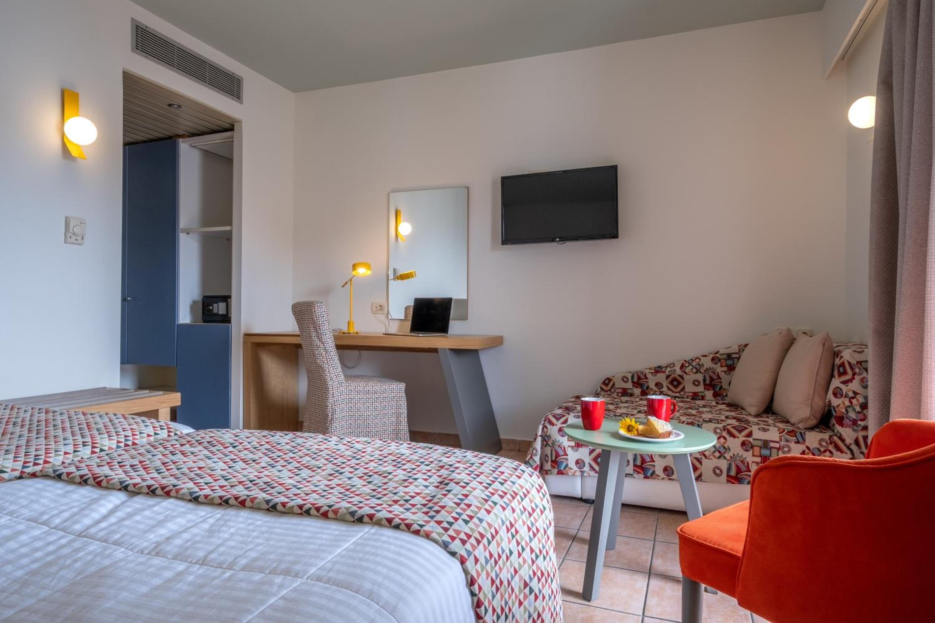 Double Room with Pool View - Photo 2