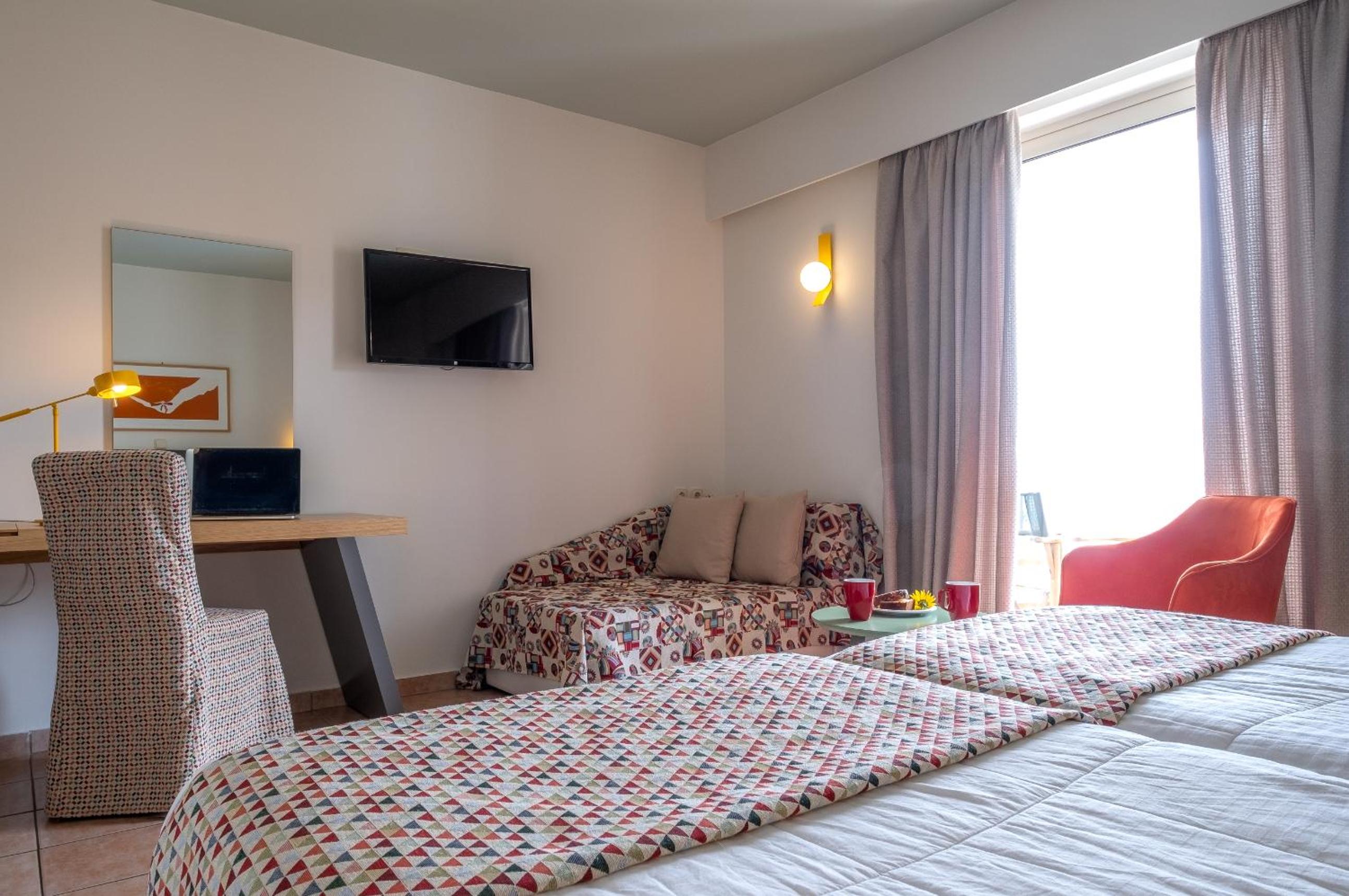 Double Room with Pool View - Photo 3