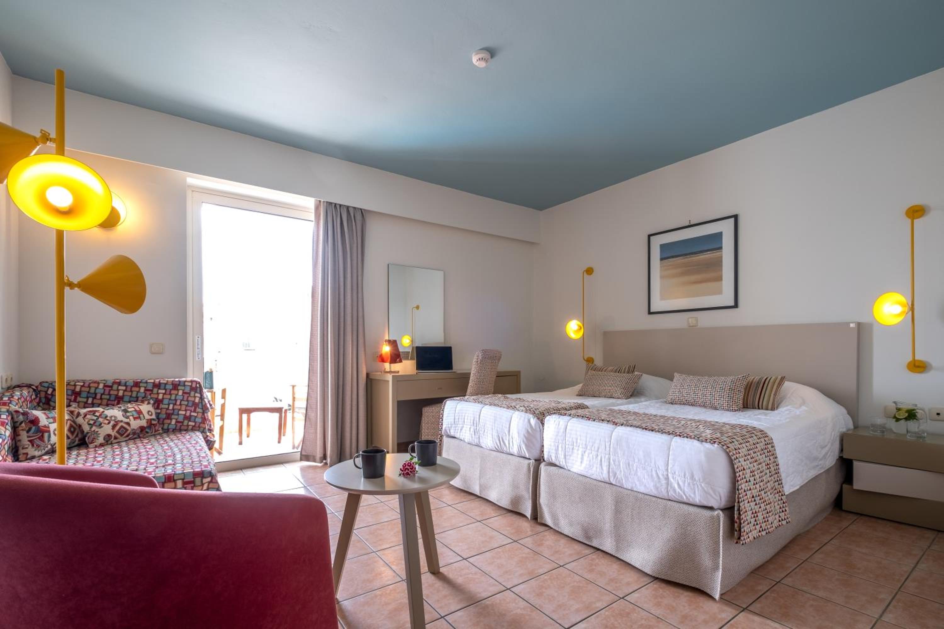 Double Room with Pool View - Photo 7