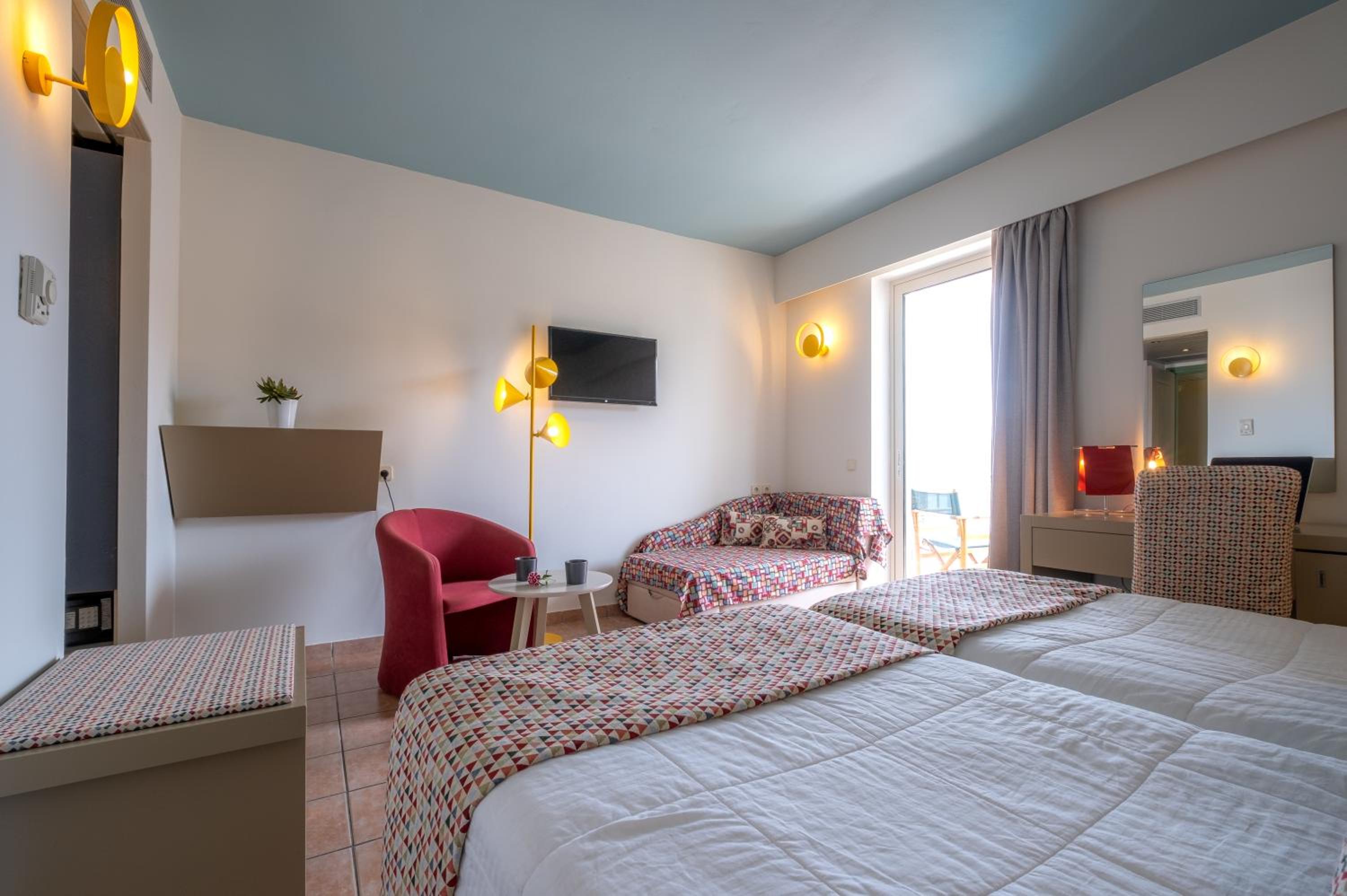 Double Room with Pool View - Photo 8