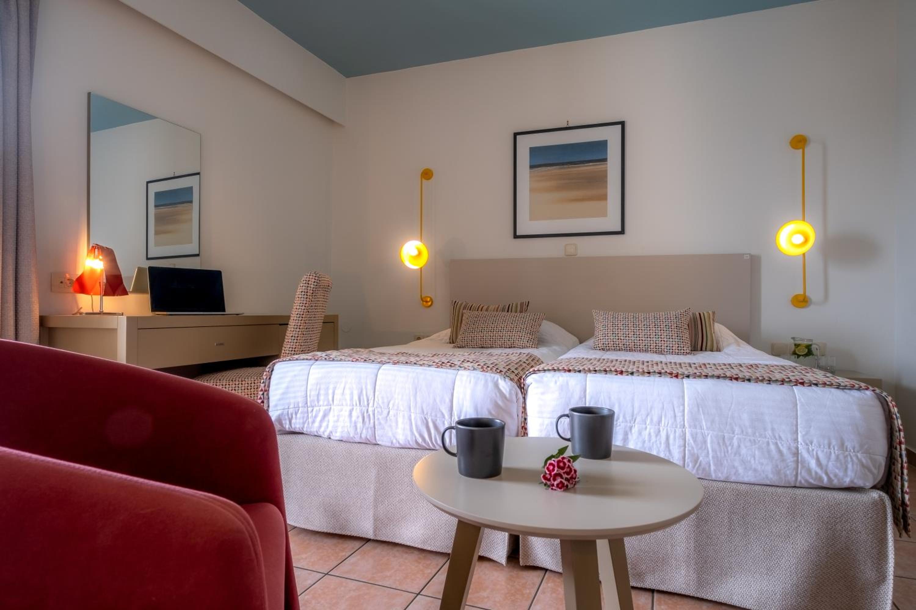Double Room with Pool View - Photo 5