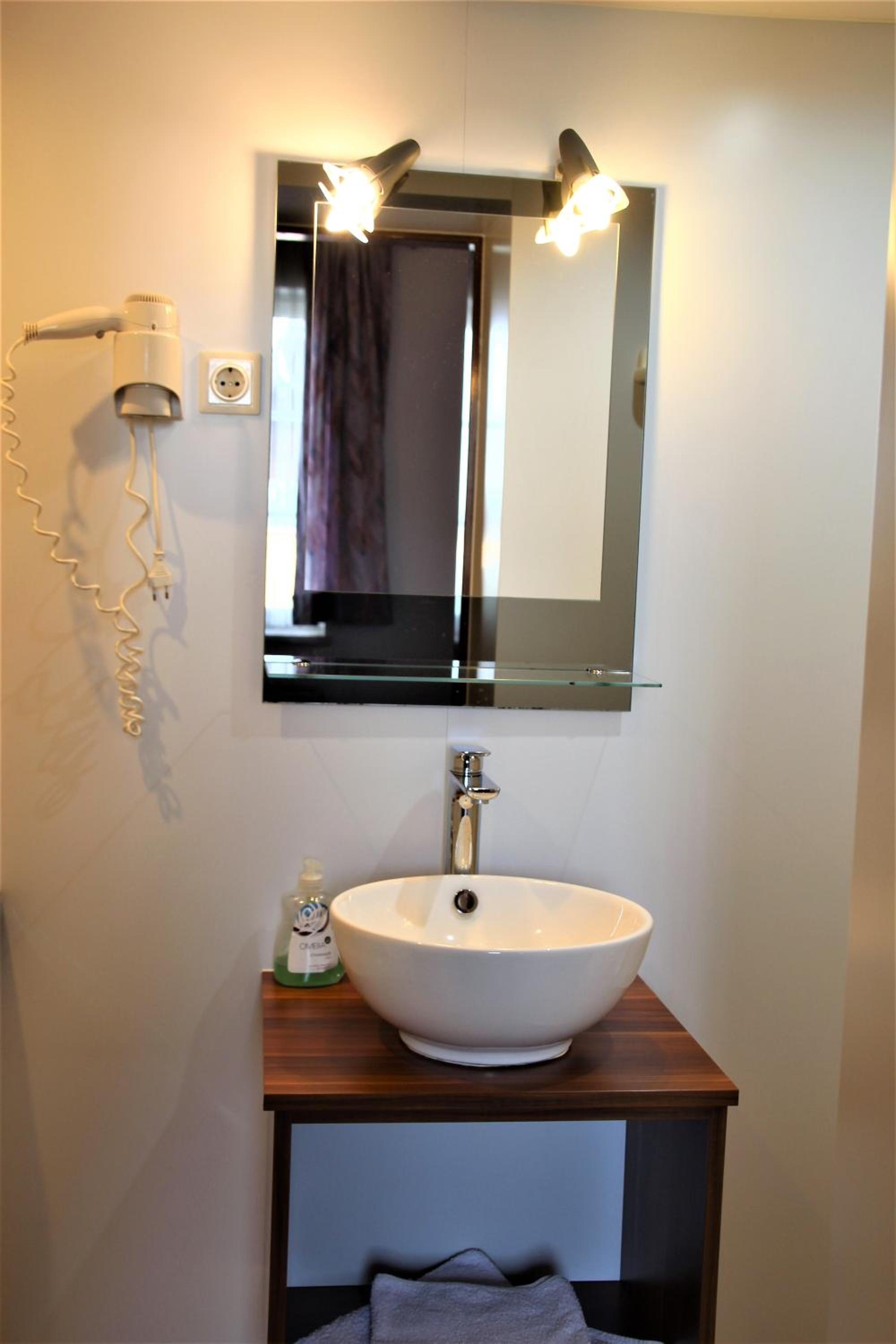 Budget Triple Room - Photo 9