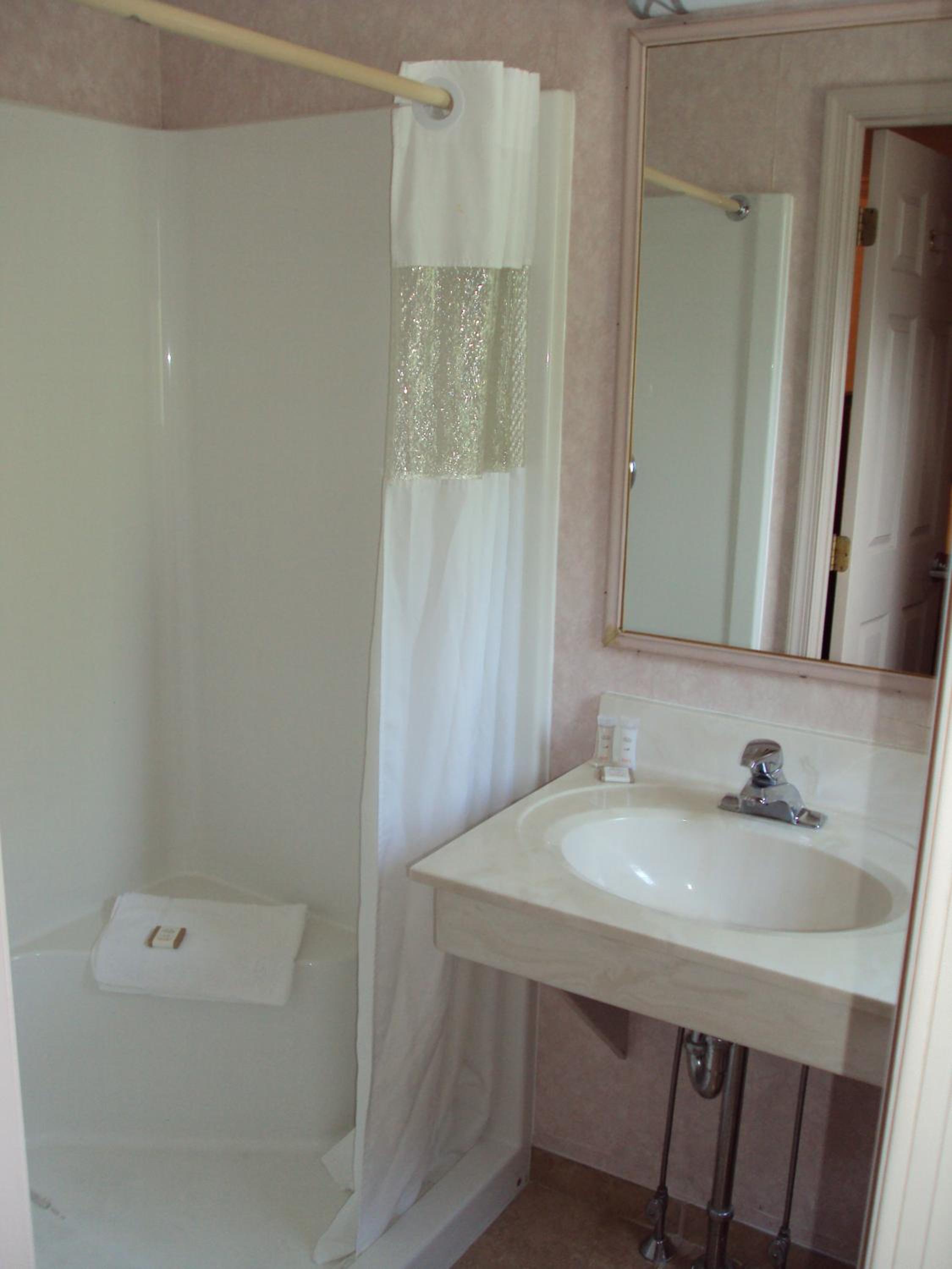 Queen Room with Two Queen Beds - Non-Smoking - Photo 3