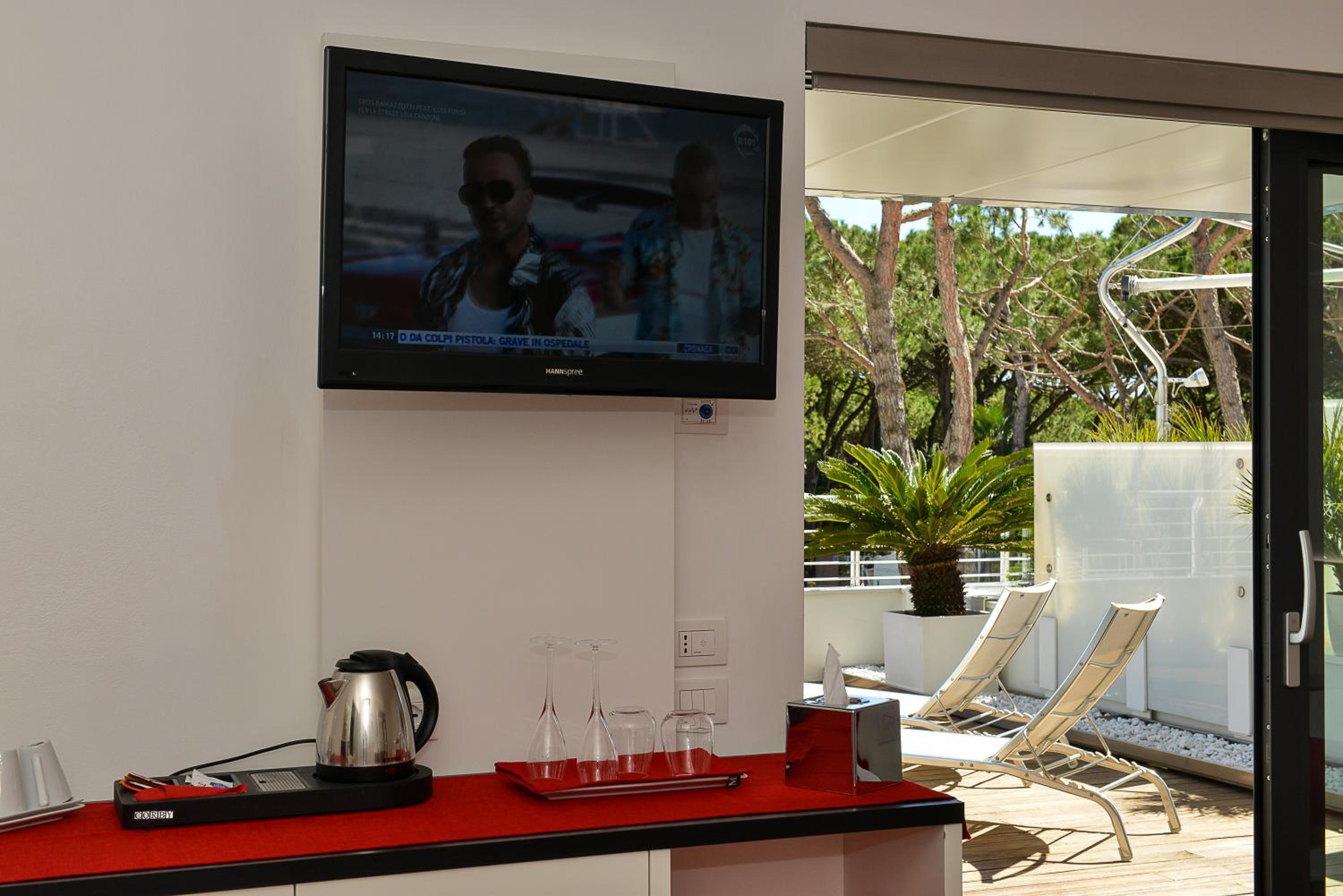 Junior Suite with Terrace - Photo 8