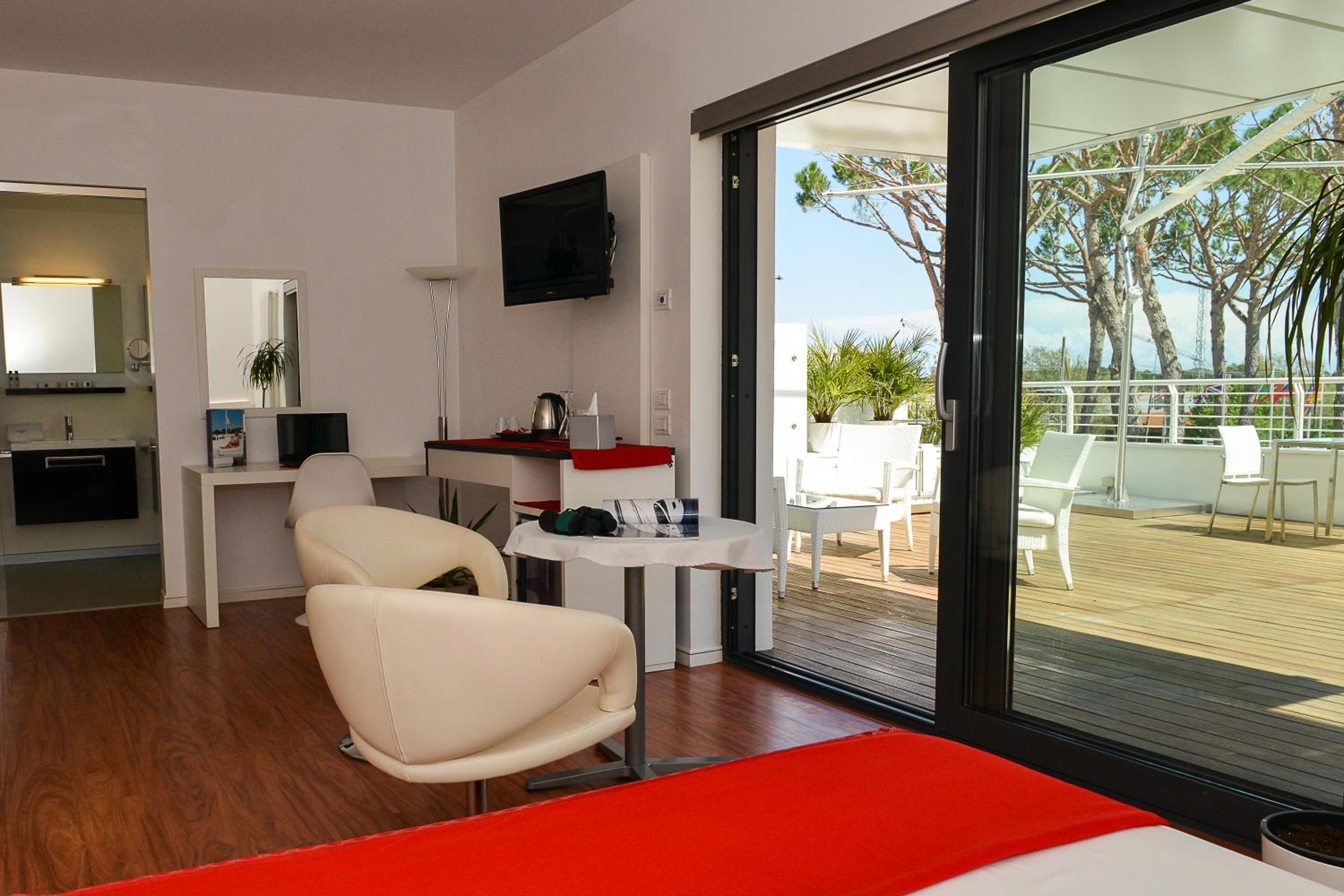 Junior Suite with Terrace - Photo 14