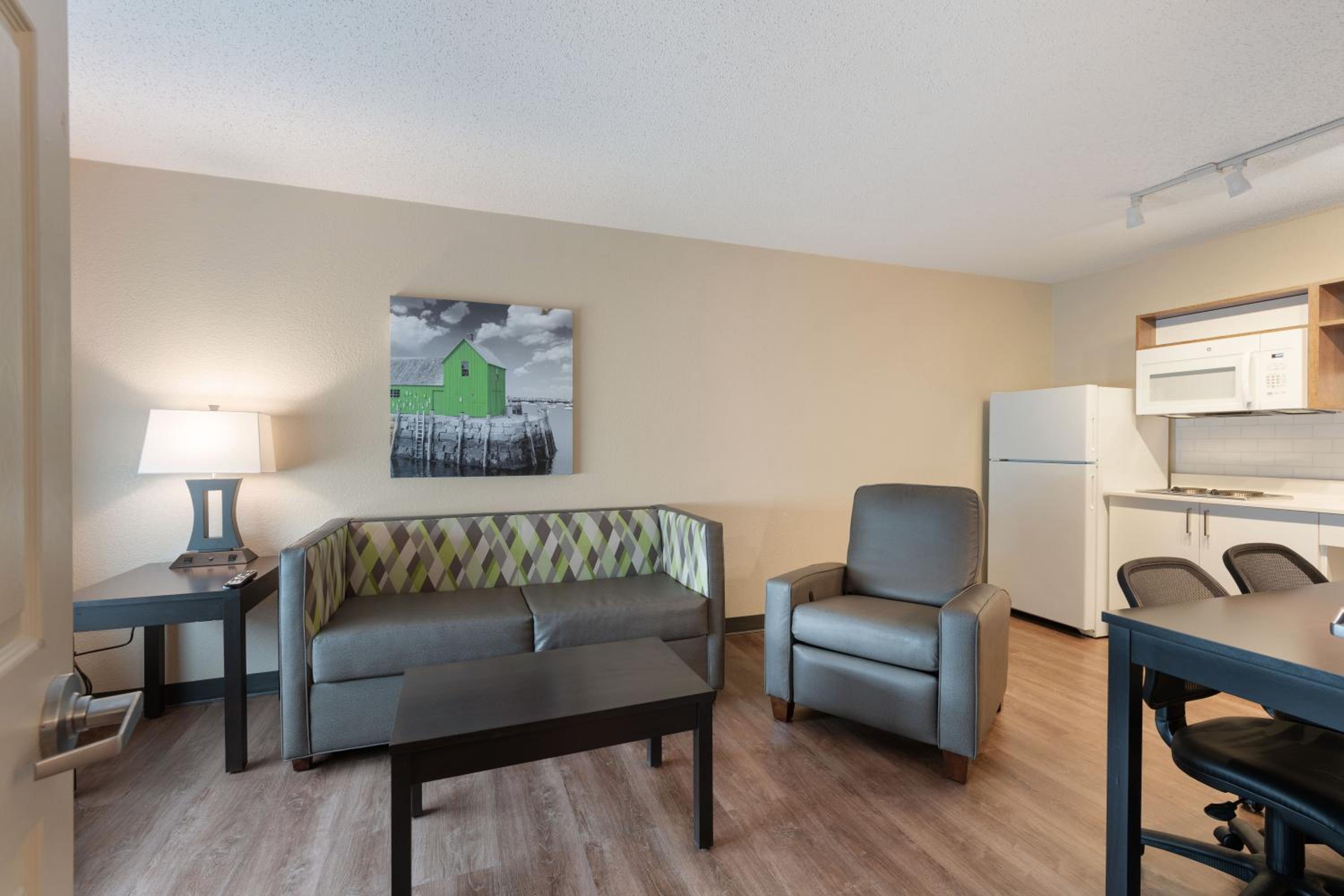 One Bedroom Suite with One King Bed Non-Smoking - Photo 8