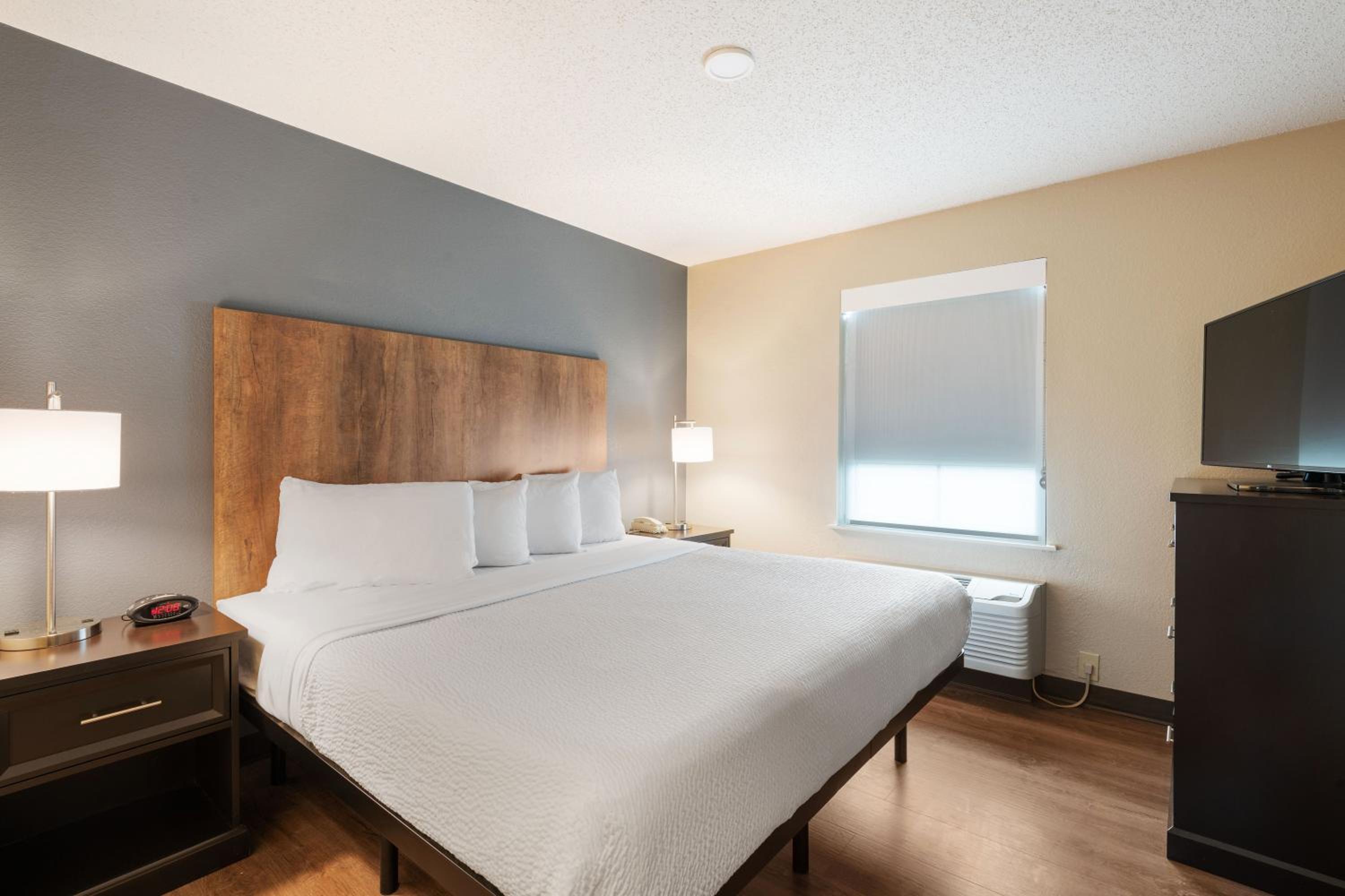 One Bedroom Suite with One King Bed Non-Smoking - Photo 4
