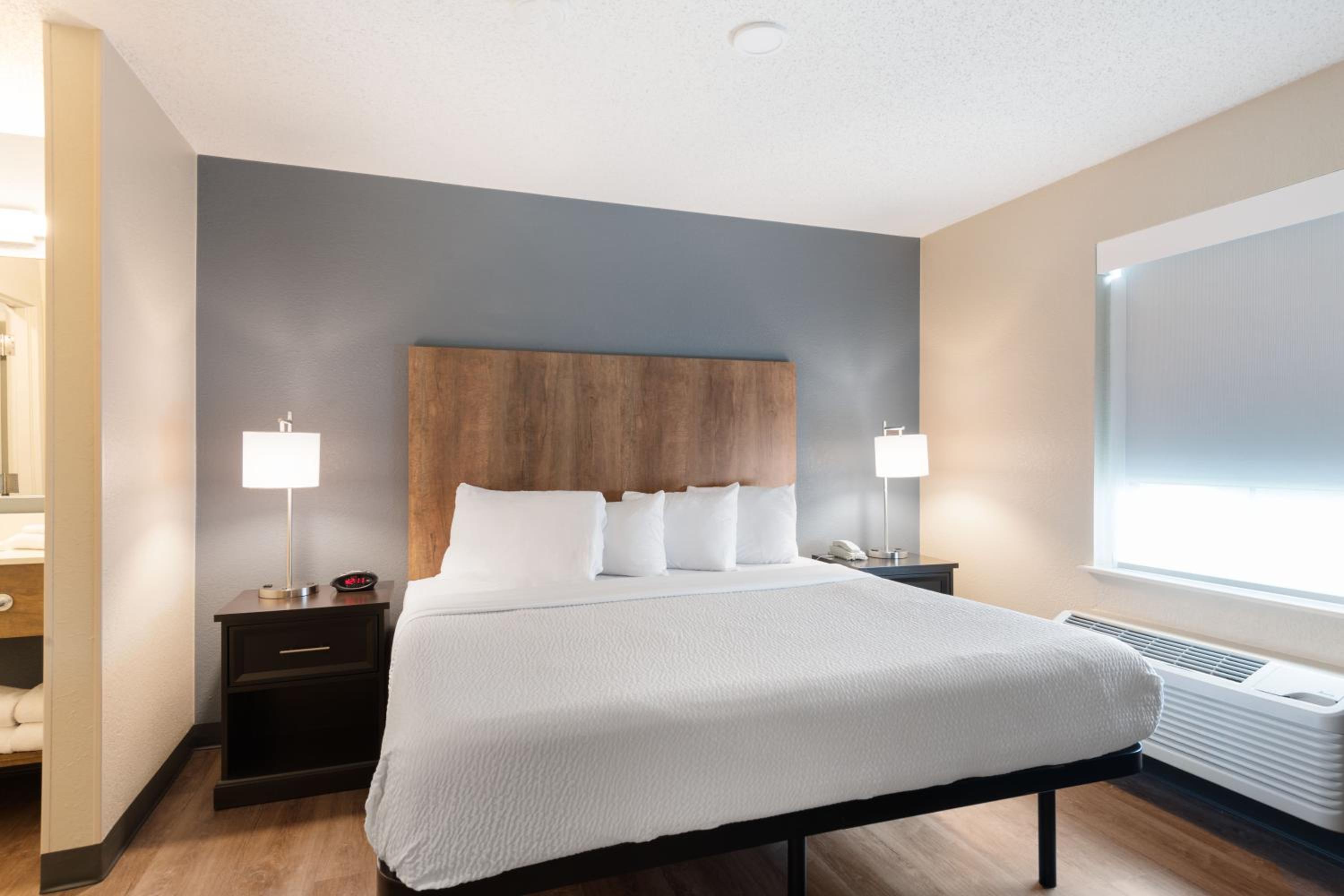 One Bedroom Suite with One King Bed Non-Smoking - Photo 5