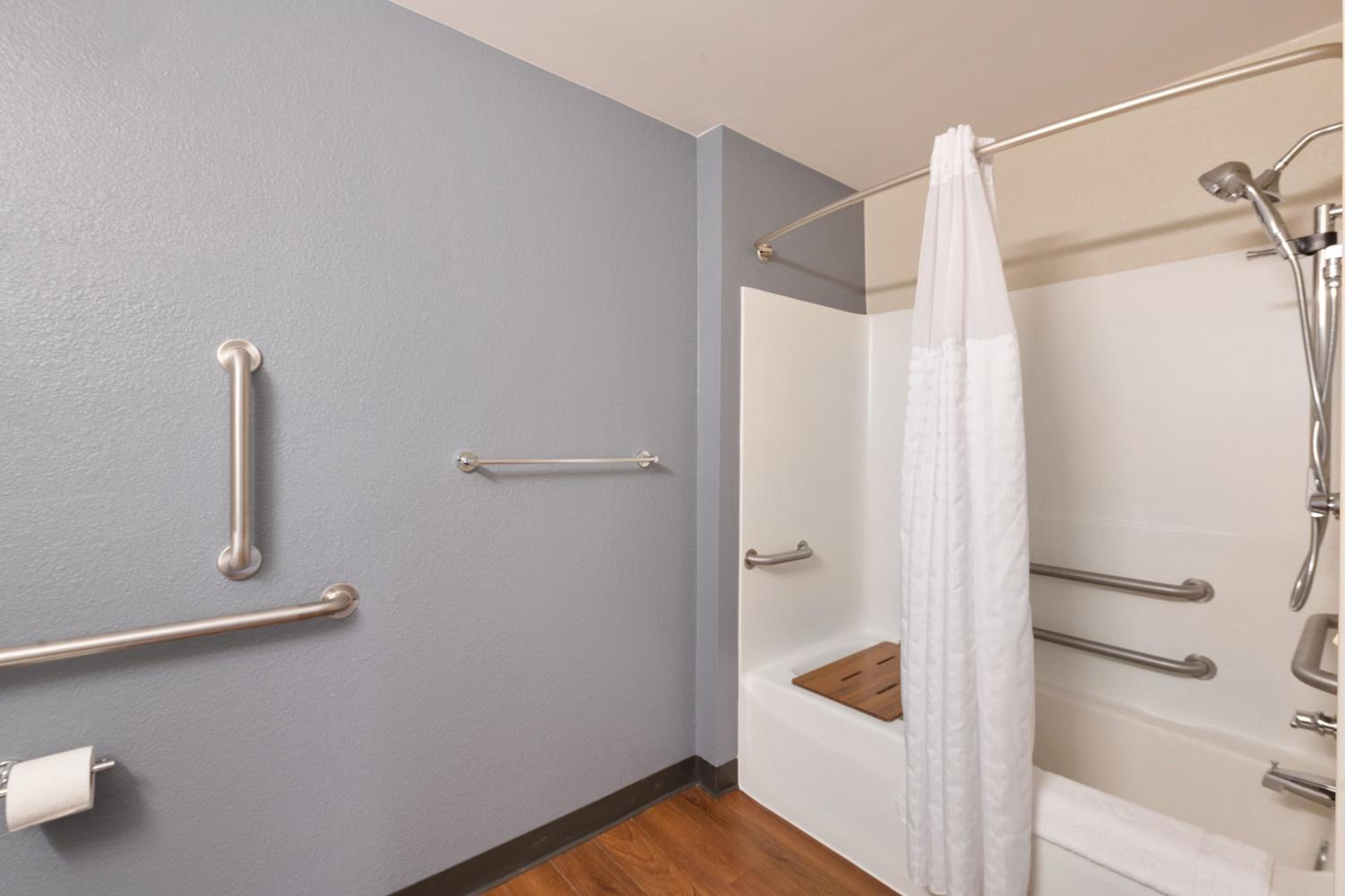One Bedroom Suite with One King Bed - Disability Access - Non-Smoking - Photo 5