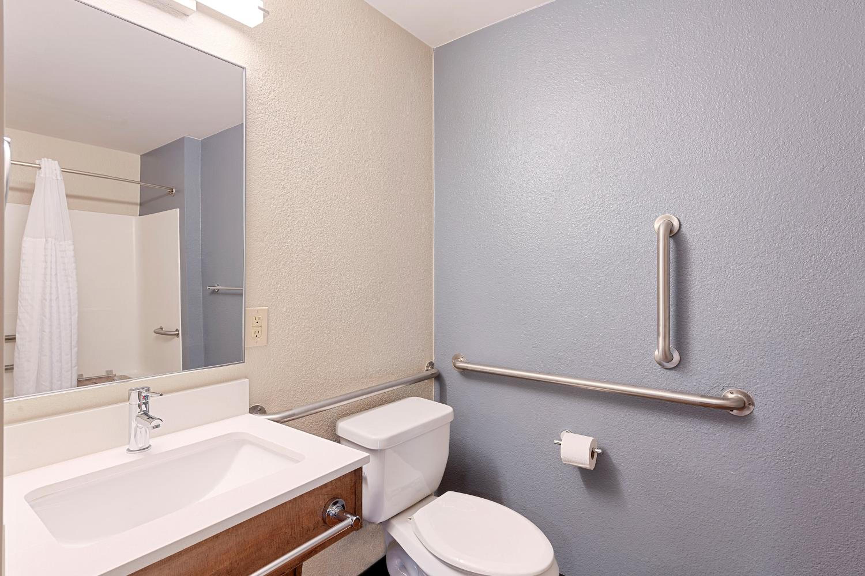 One Bedroom Suite with One King Bed - Disability Access - Non-Smoking - Photo 6