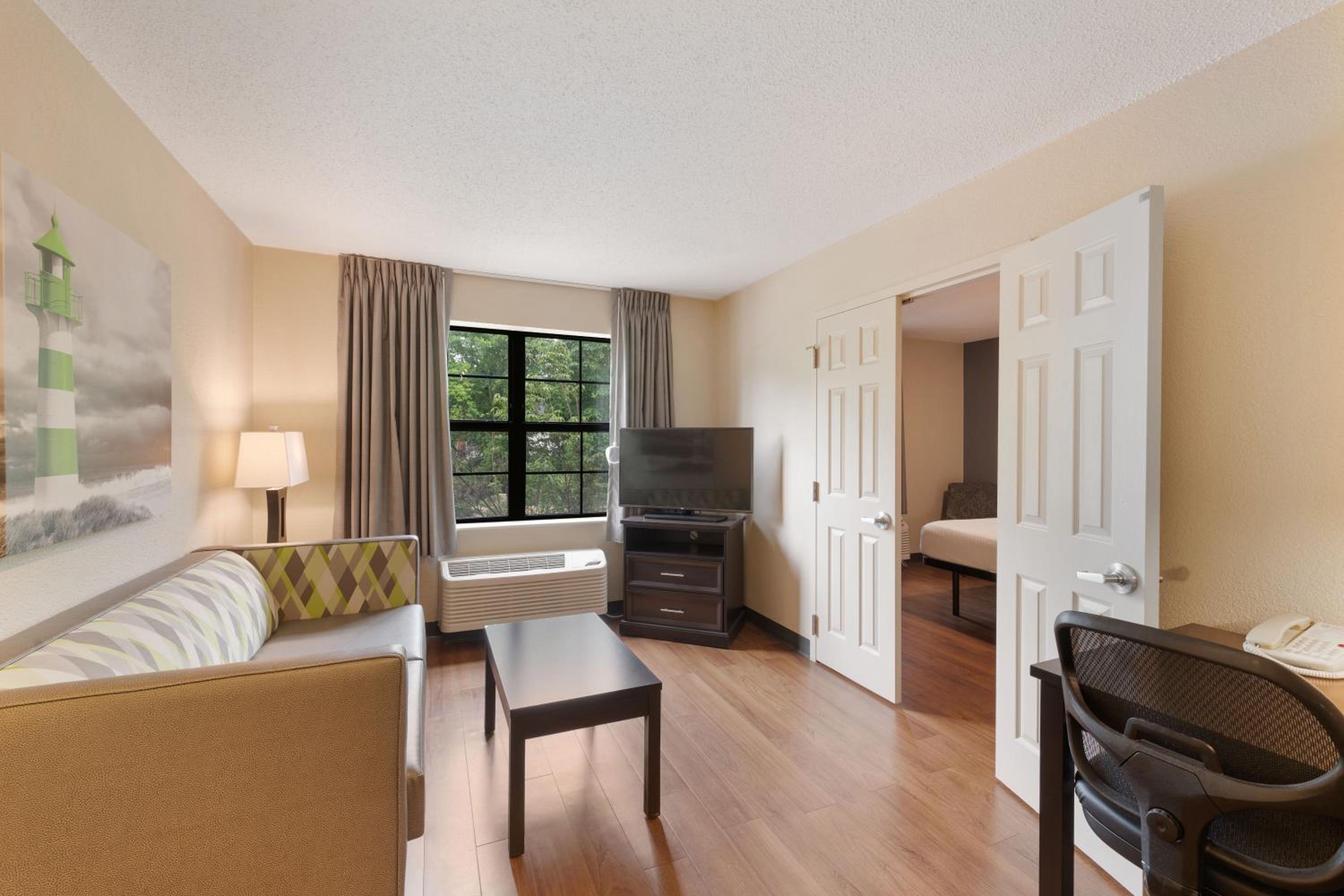 One Bedroom Suite with One King Bed - Disability Access - Non-Smoking - Photo 10