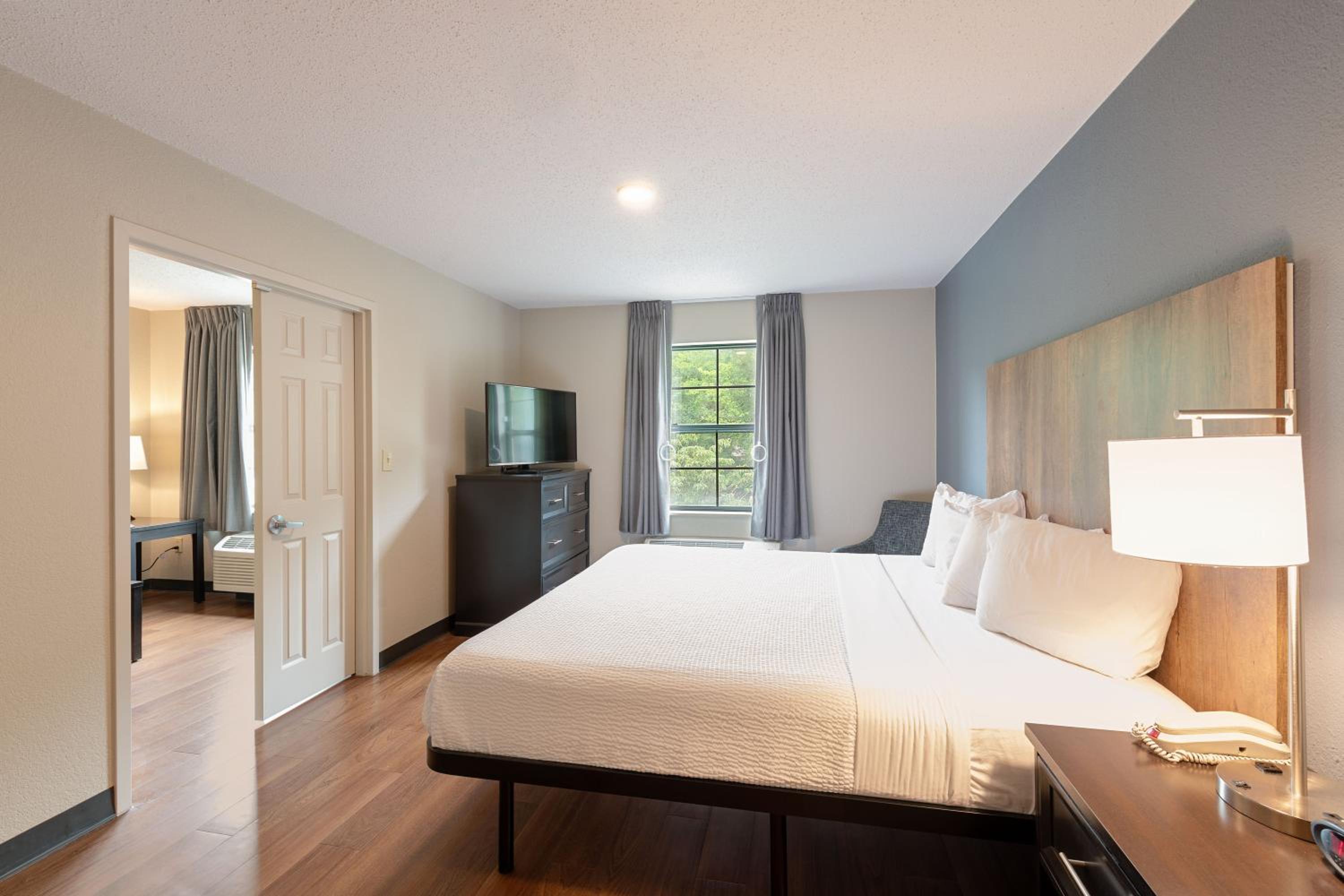 One Bedroom Suite with One King Bed - Disability Access - Non-Smoking - Photo 9