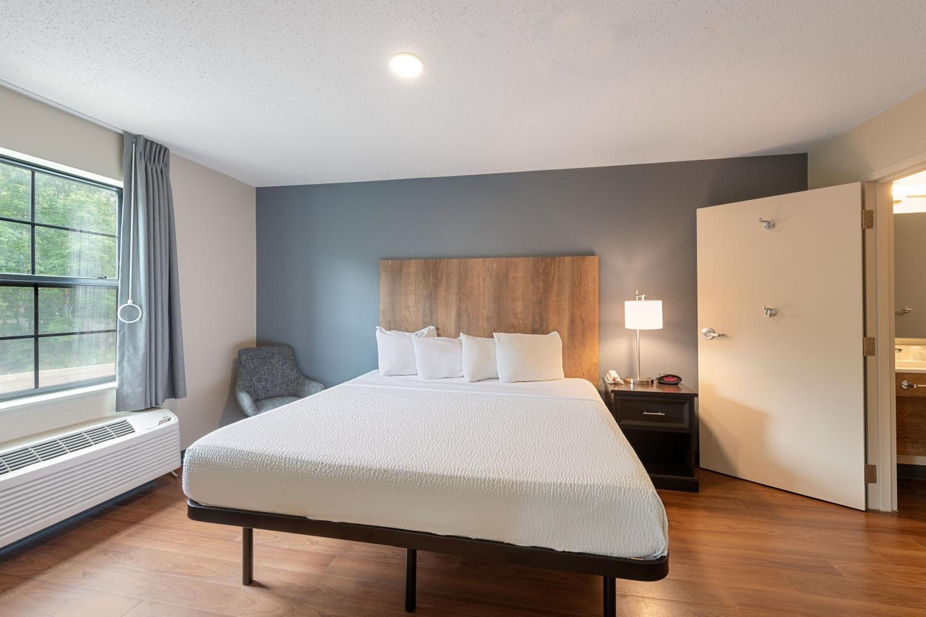 One Bedroom Suite with One King Bed - Disability Access - Non-Smoking - Photo 4