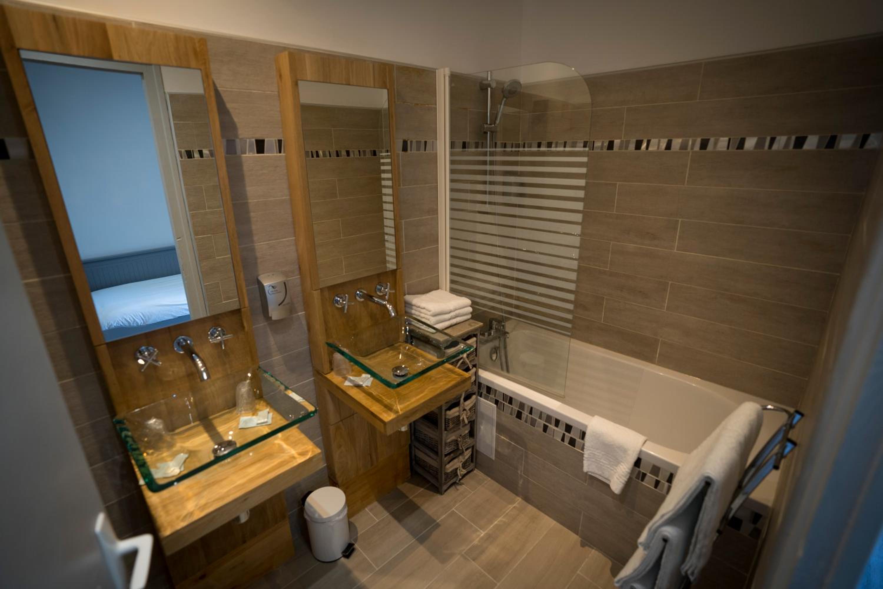 Superior Double Room with Lake View - Photo 8