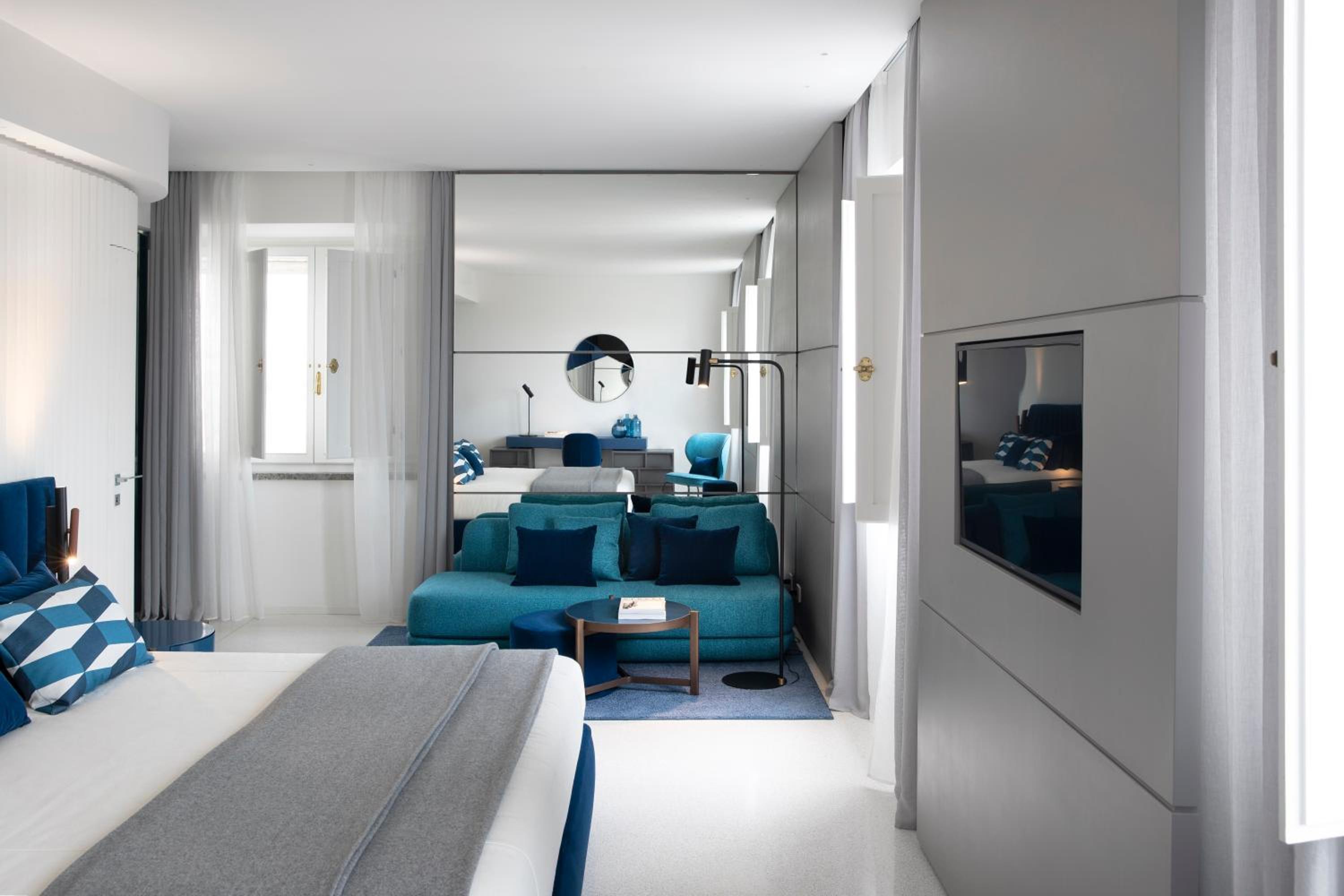 Suite with Balcony - Photo 4