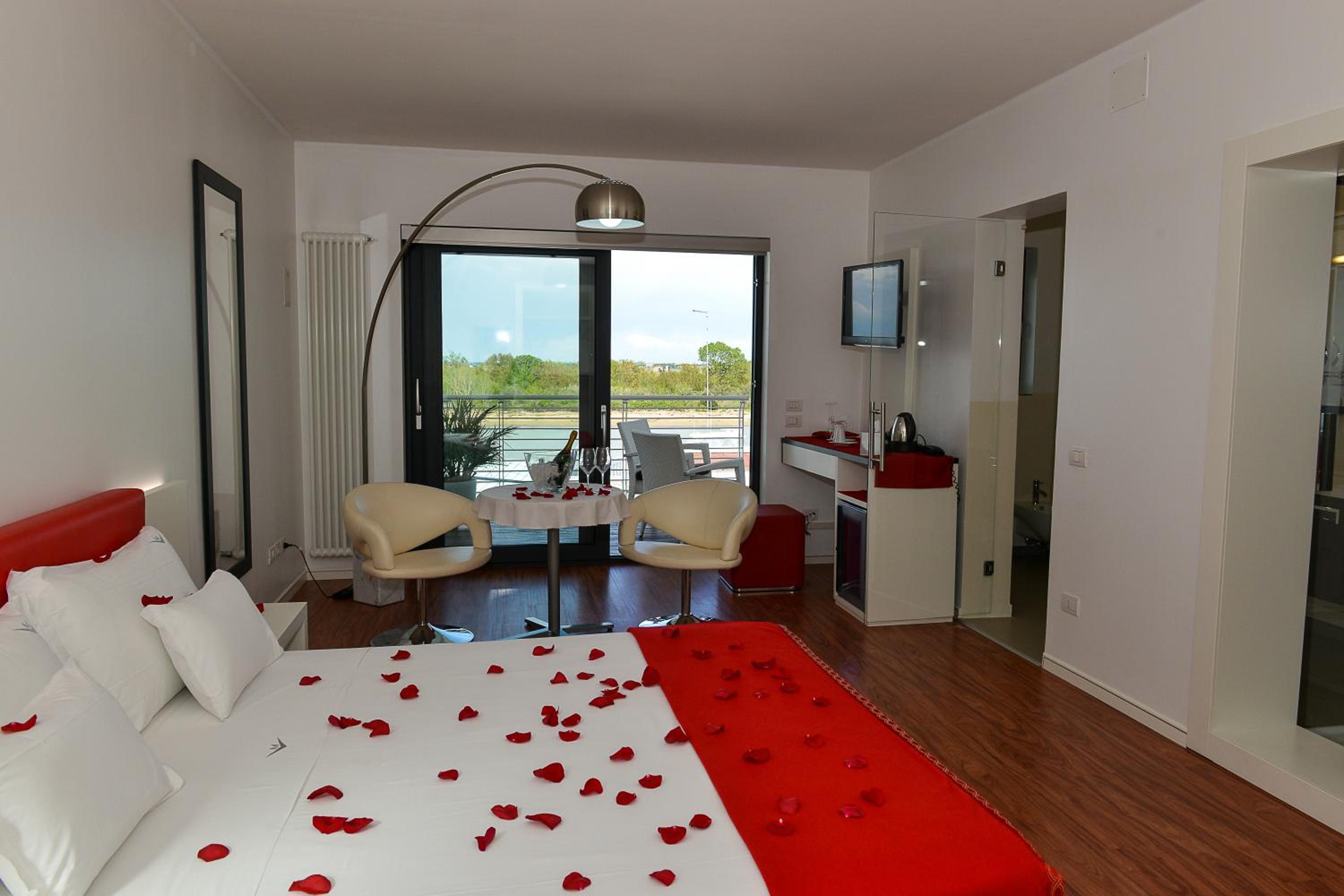 Junior Suite with Balcony - Photo 7