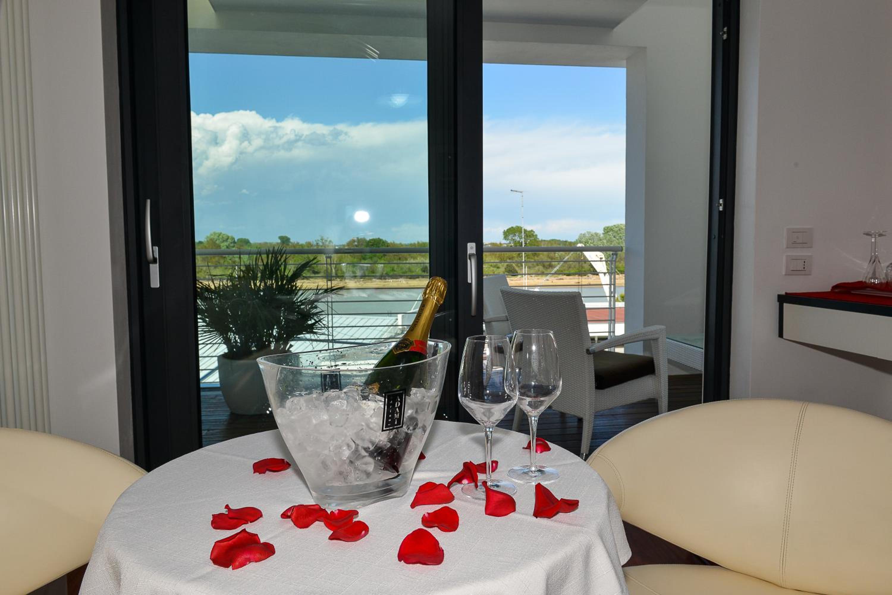 Junior Suite with Balcony - Photo 6