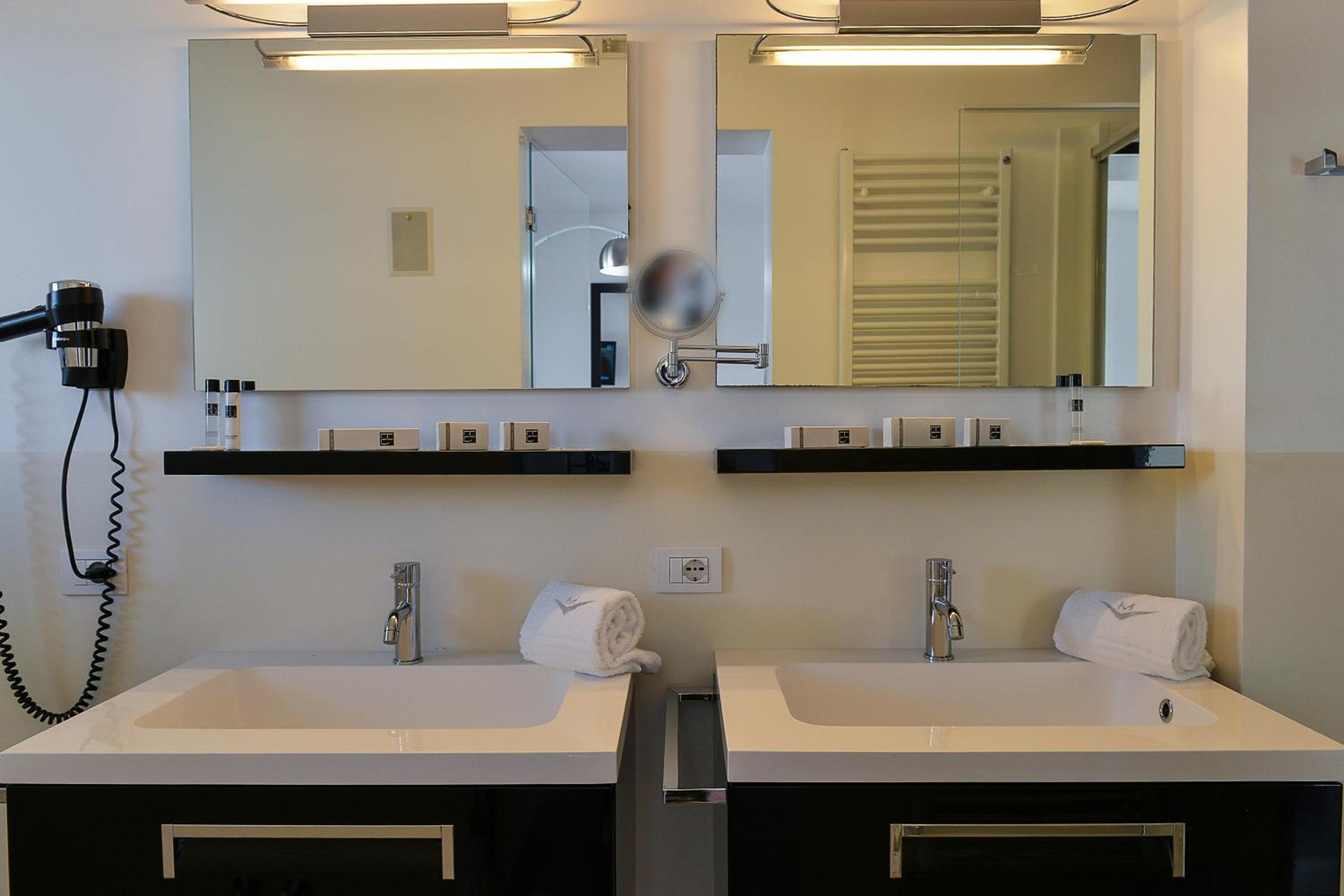 Junior Suite with Balcony - Photo 4
