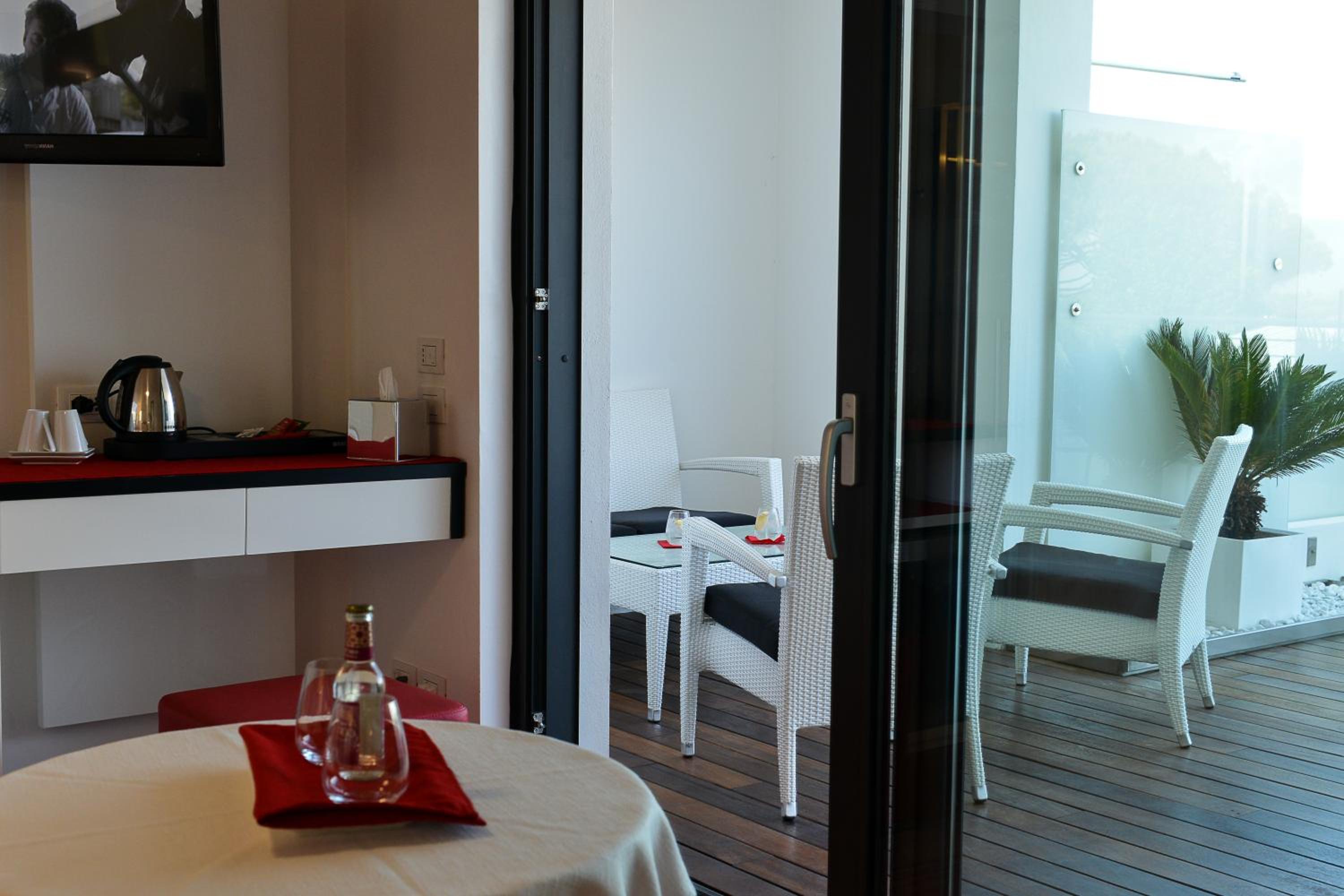 Junior Suite with Balcony - Photo 2