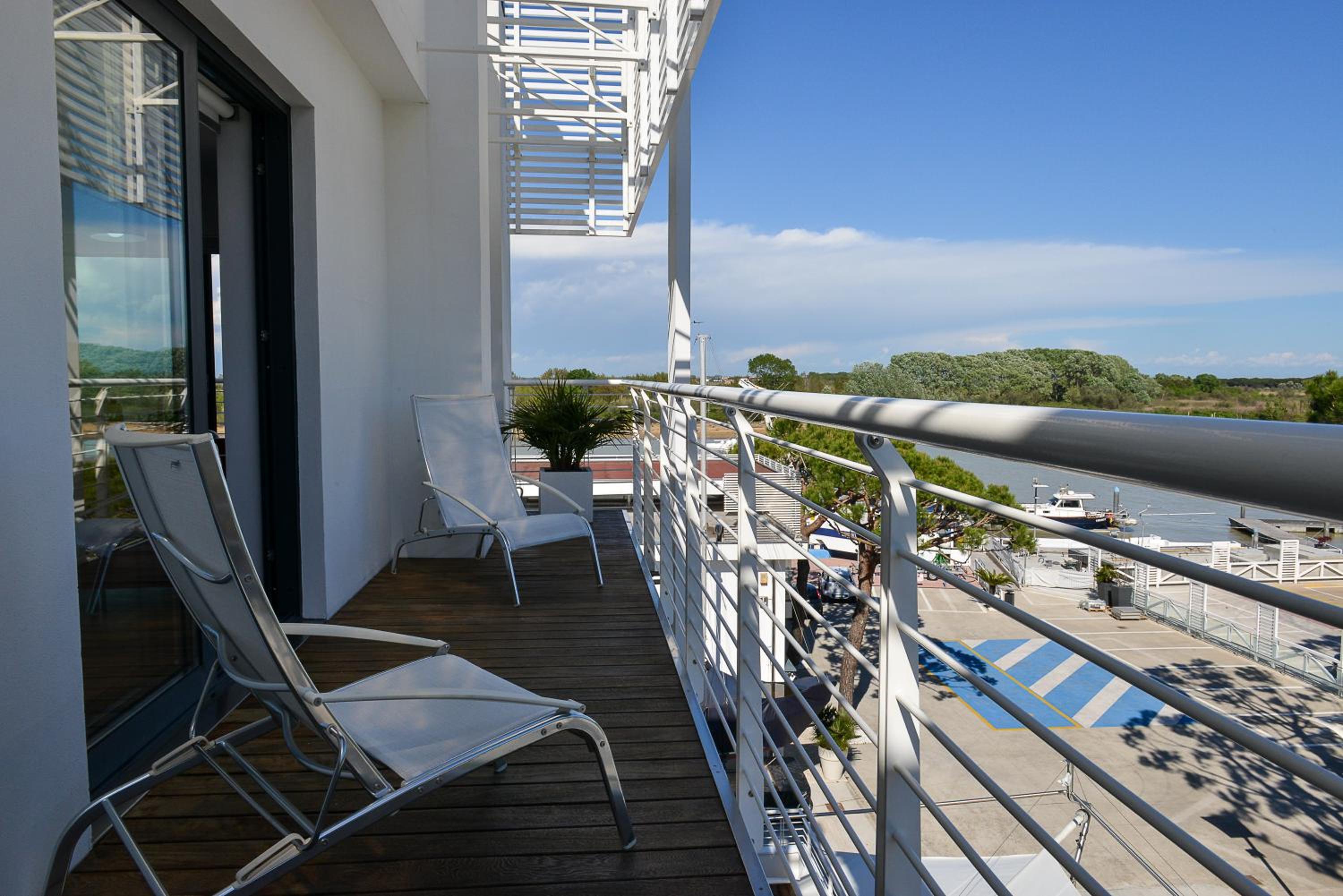 Junior Suite with Canal View - Photo 8