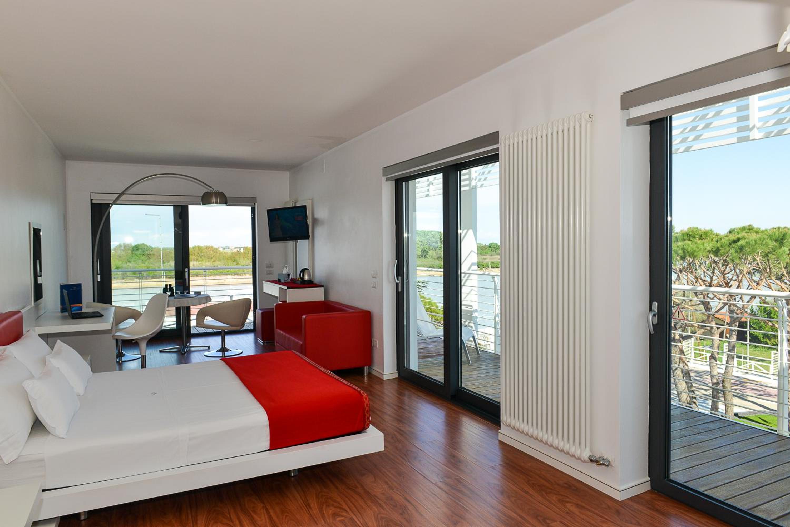 Junior Suite with Canal View - Photo 9