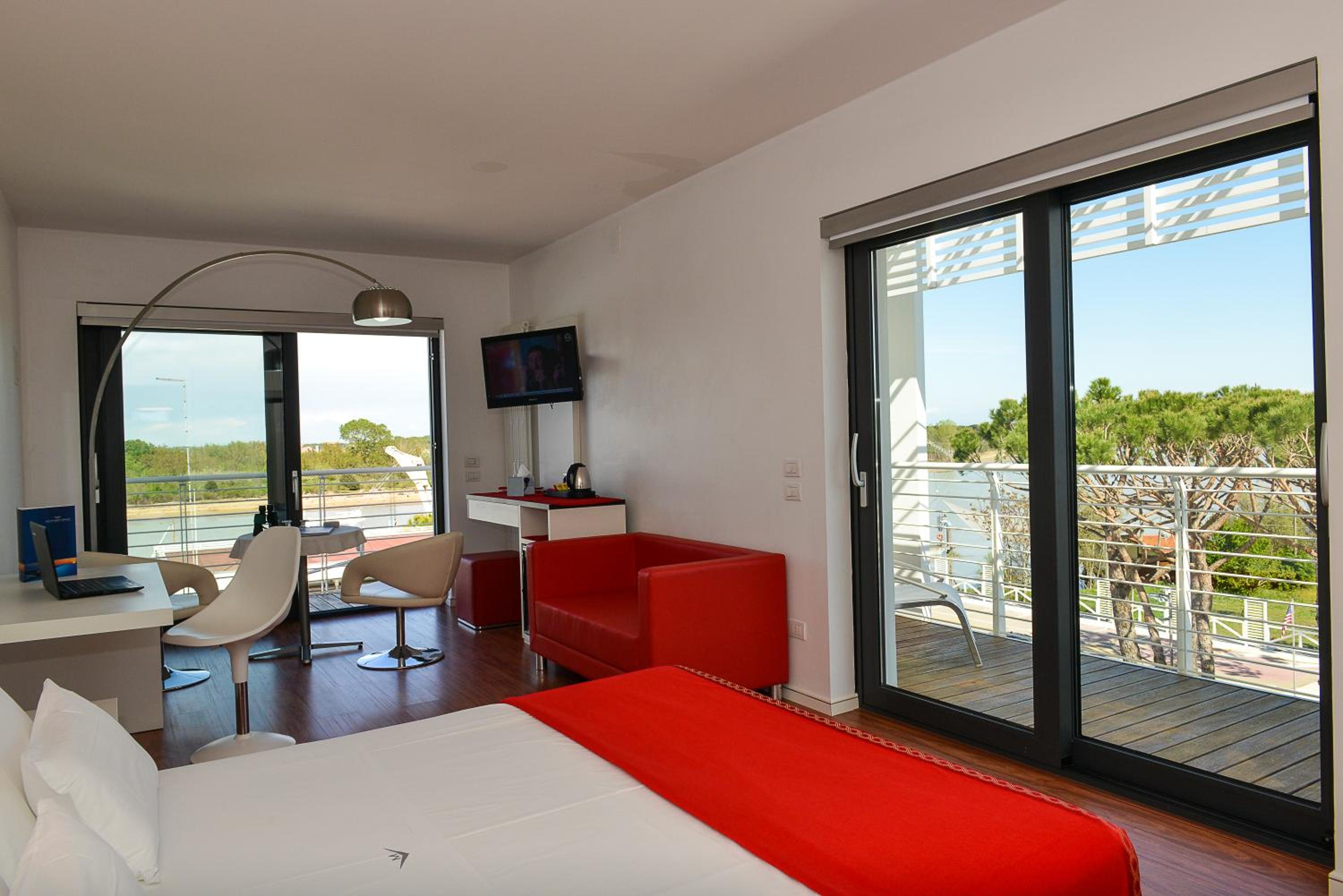Junior Suite with Canal View - Photo 4