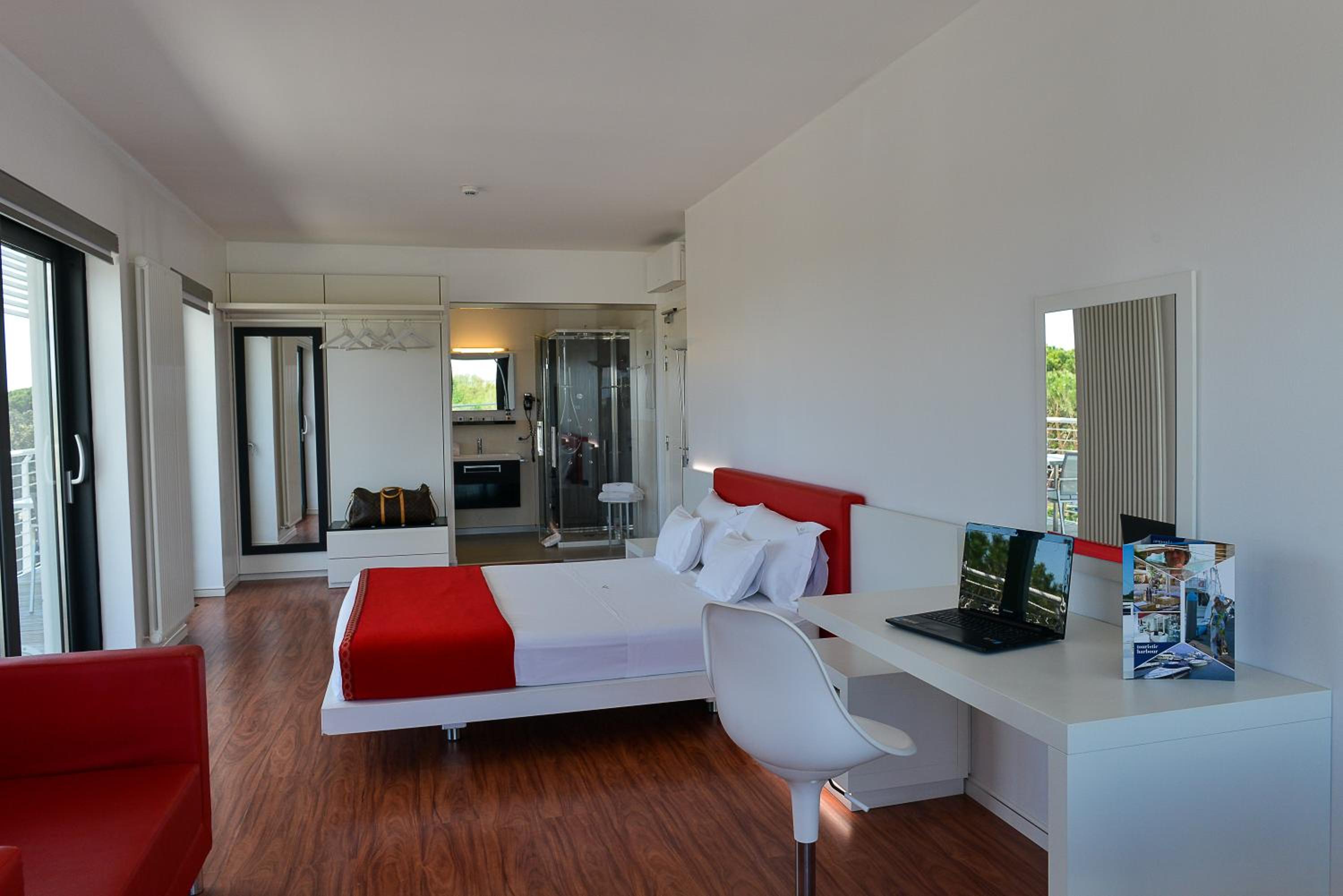 Junior Suite with Canal View - Photo 3