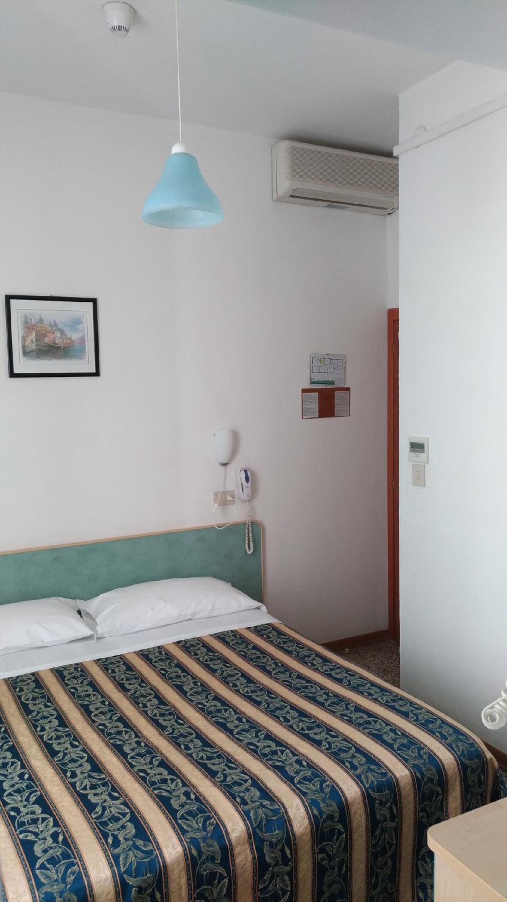 Single Room with Private Bathroom photo 2