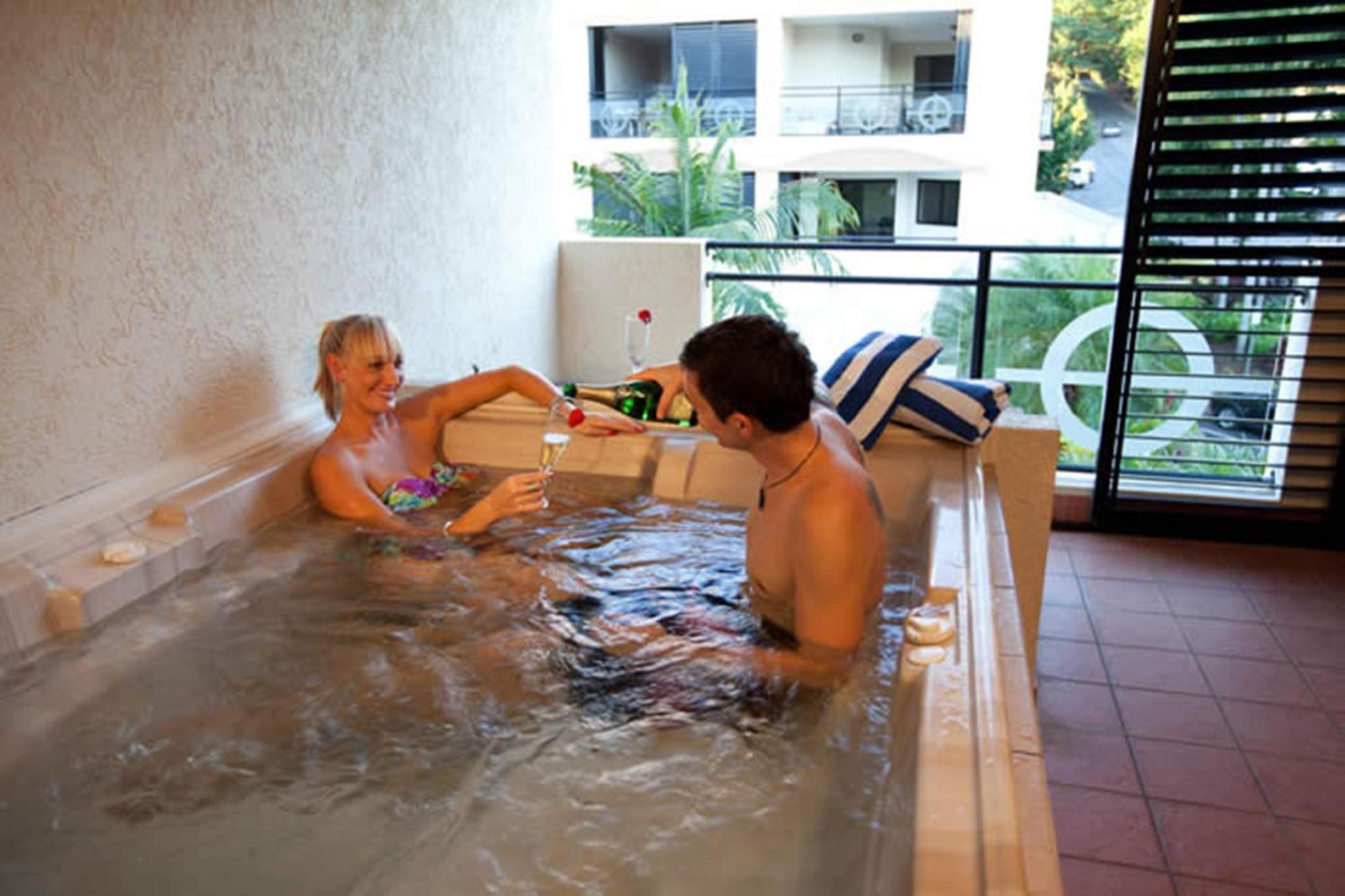 One-Bedroom Apartment with Hot Tub photo 3