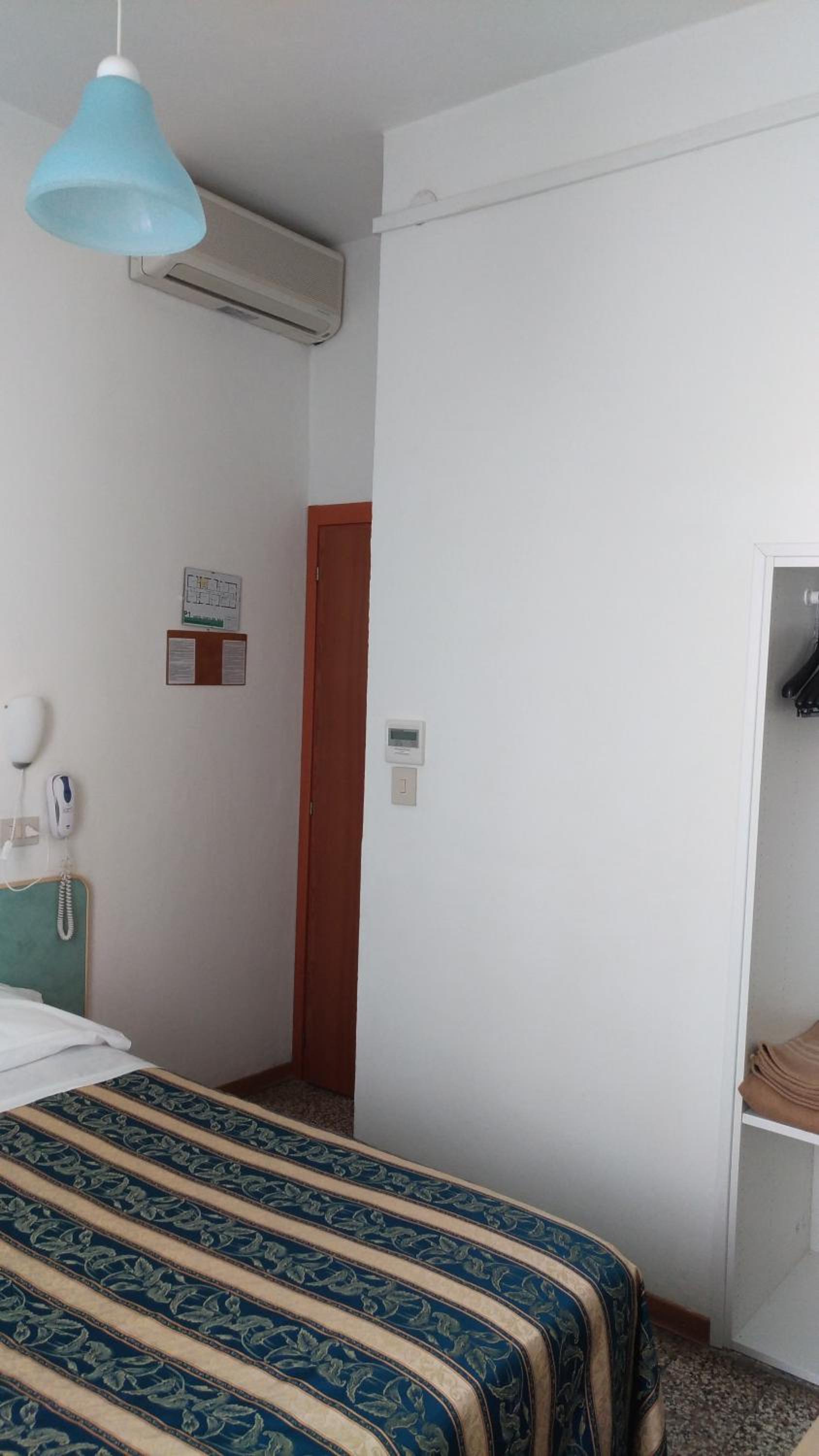 Single Room with Private Bathroom photo 3