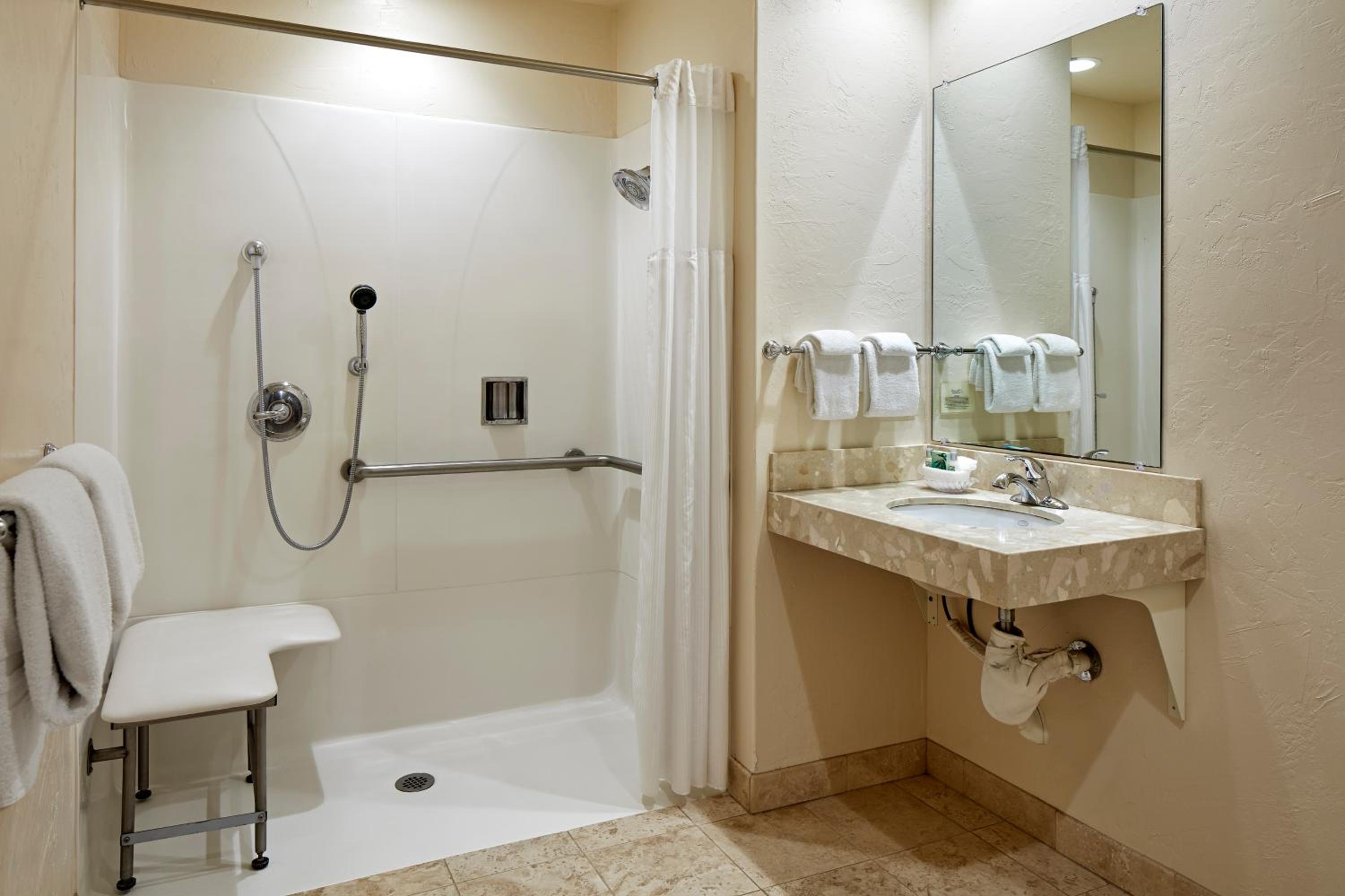 Standard Queen Room - Disability Access photo 3