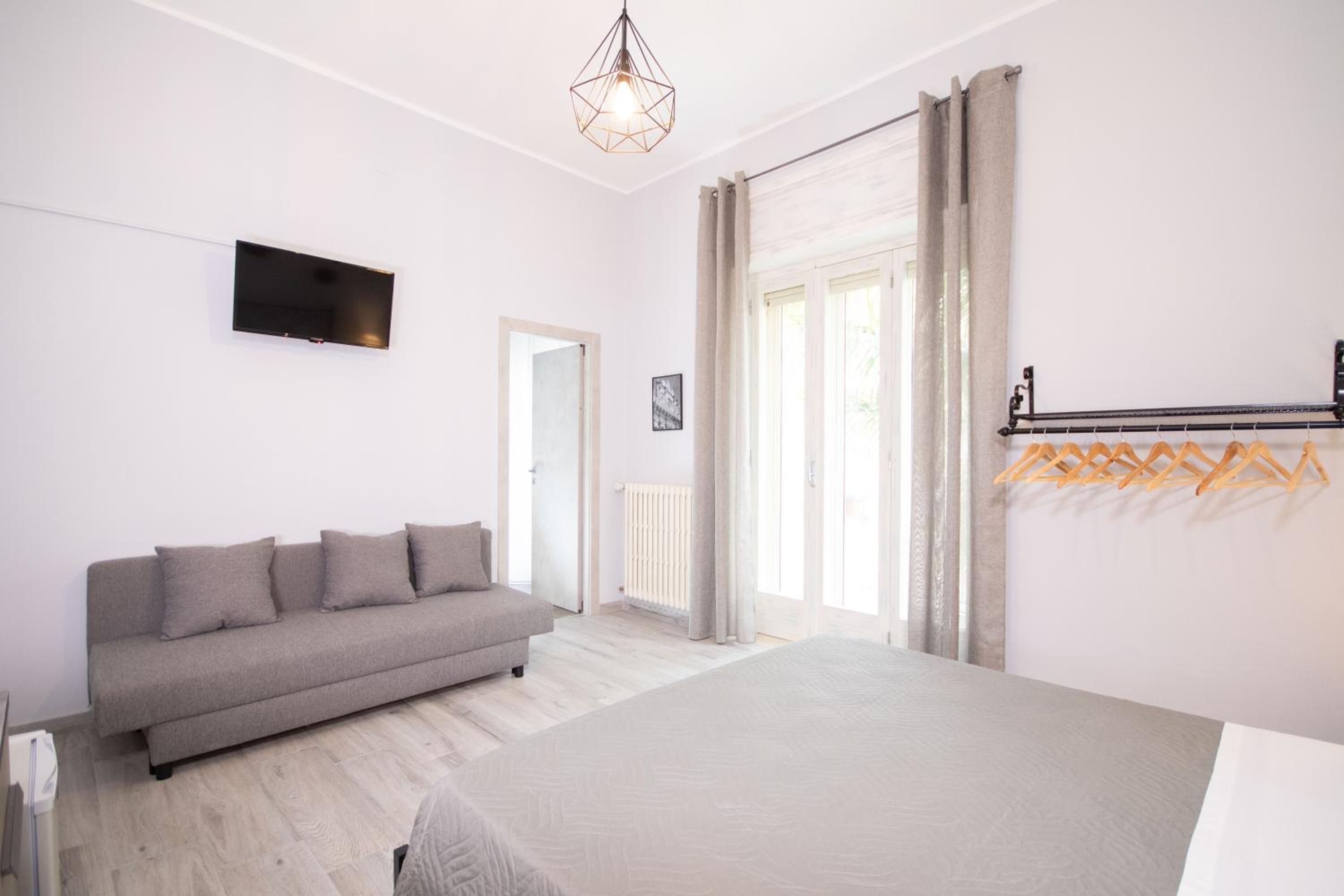 Deluxe Double Room with Balcony photo 3